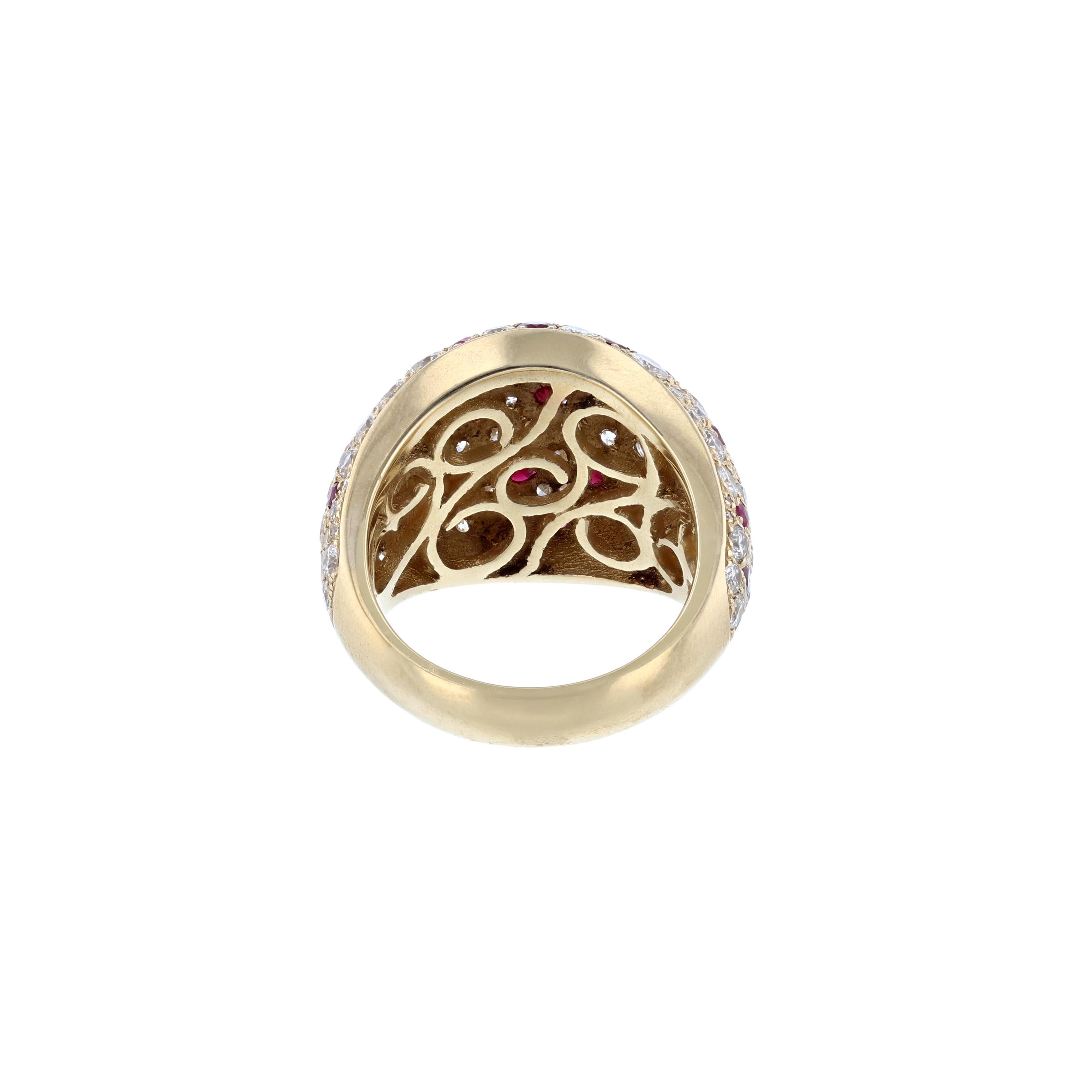 Taille ronde Bague mosaïque en or jaune 14 carats avec rubis et diamants en vente