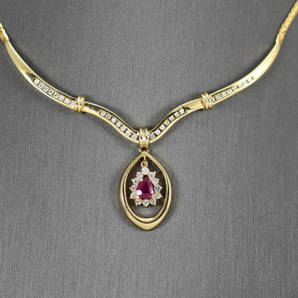Halskette mit Rubin und Diamanten in 14 Karat Gelbgold.
Gestempelt 14k und wiegt 12 Gramm Bruttogewicht.
Der Rubin ist eine Birne Form, .50 Karat, schöne rote Farbe, halb undurchsichtig Klarheit.
Die seitlichen Diamanten sind runde Brillantschliffe,