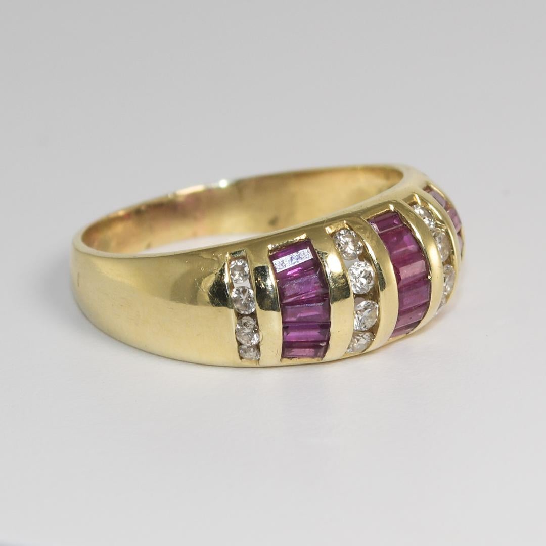 Anillo de mujer de diamantes y rubíes con engaste de oro amarillo de 14k.
Prueba 56.5% de oro con un analizador de metales XRF.
El peso bruto es de 5,7 gramos.
Los diamantes son talla brillante redonda, color j, claridad Si y 0,35 quilates