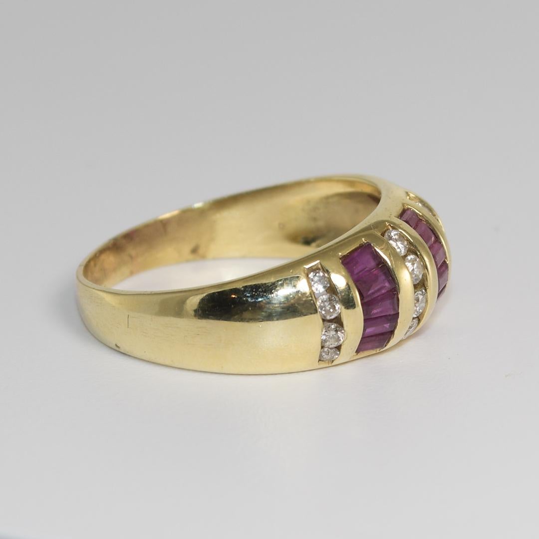 Anillo de oro amarillo de 14 quilates con rubíes y diamantes Corte baguette