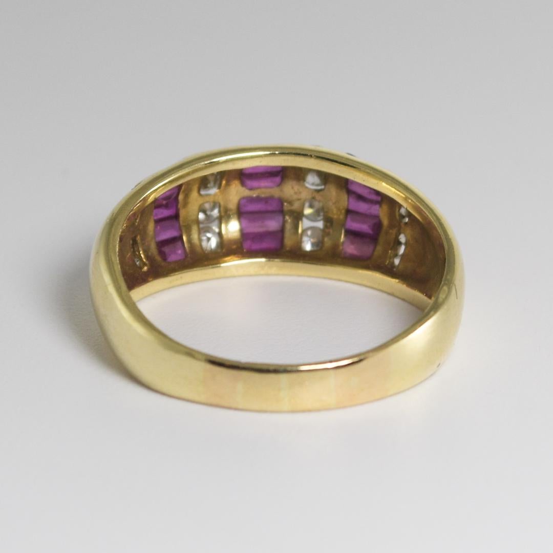 Anillo de oro amarillo de 14 quilates con rubíes y diamantes en Excelente Estado en Laguna Beach, CA
