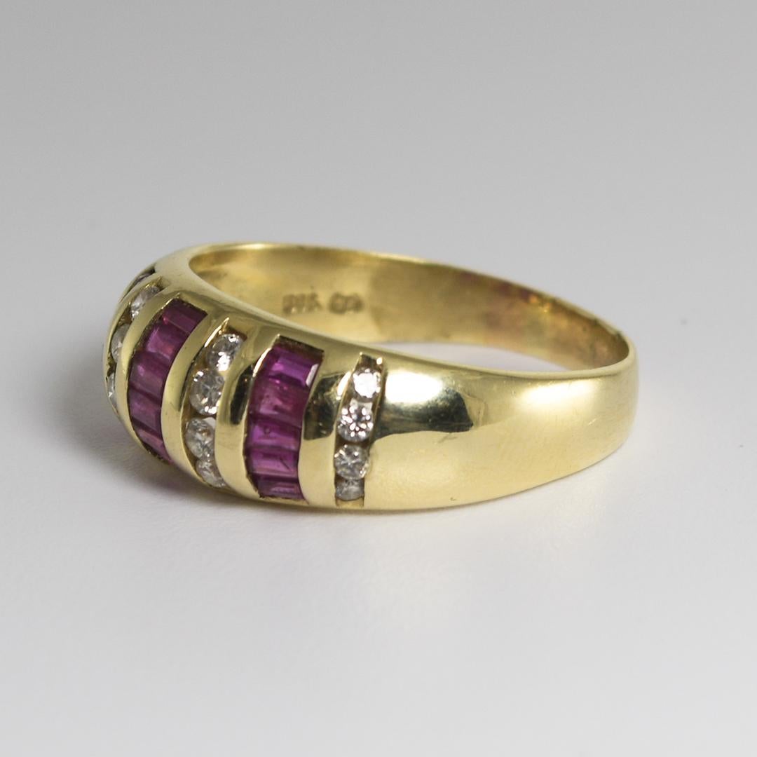 Anillo de oro amarillo de 14 quilates con rubíes y diamantes 1