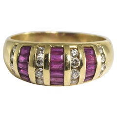 Anillo de oro amarillo de 14 quilates con rubíes y diamantes