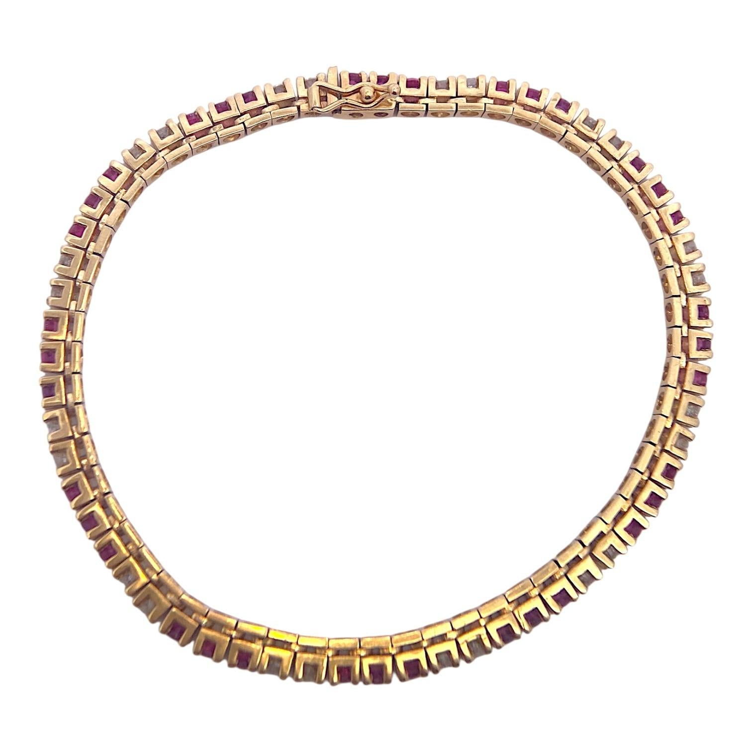 Pulsera de tenis de oro amarillo de 14 quilates, con secciones alternas de rubíes de talla redonda y diamantes, que crean un llamativo contraste. Cierre con broche de seguridad.
36 Rubíes: 2,15ctw.
24 Diamantes: 1,5ctw. Claridad: SI2-I1, Color: