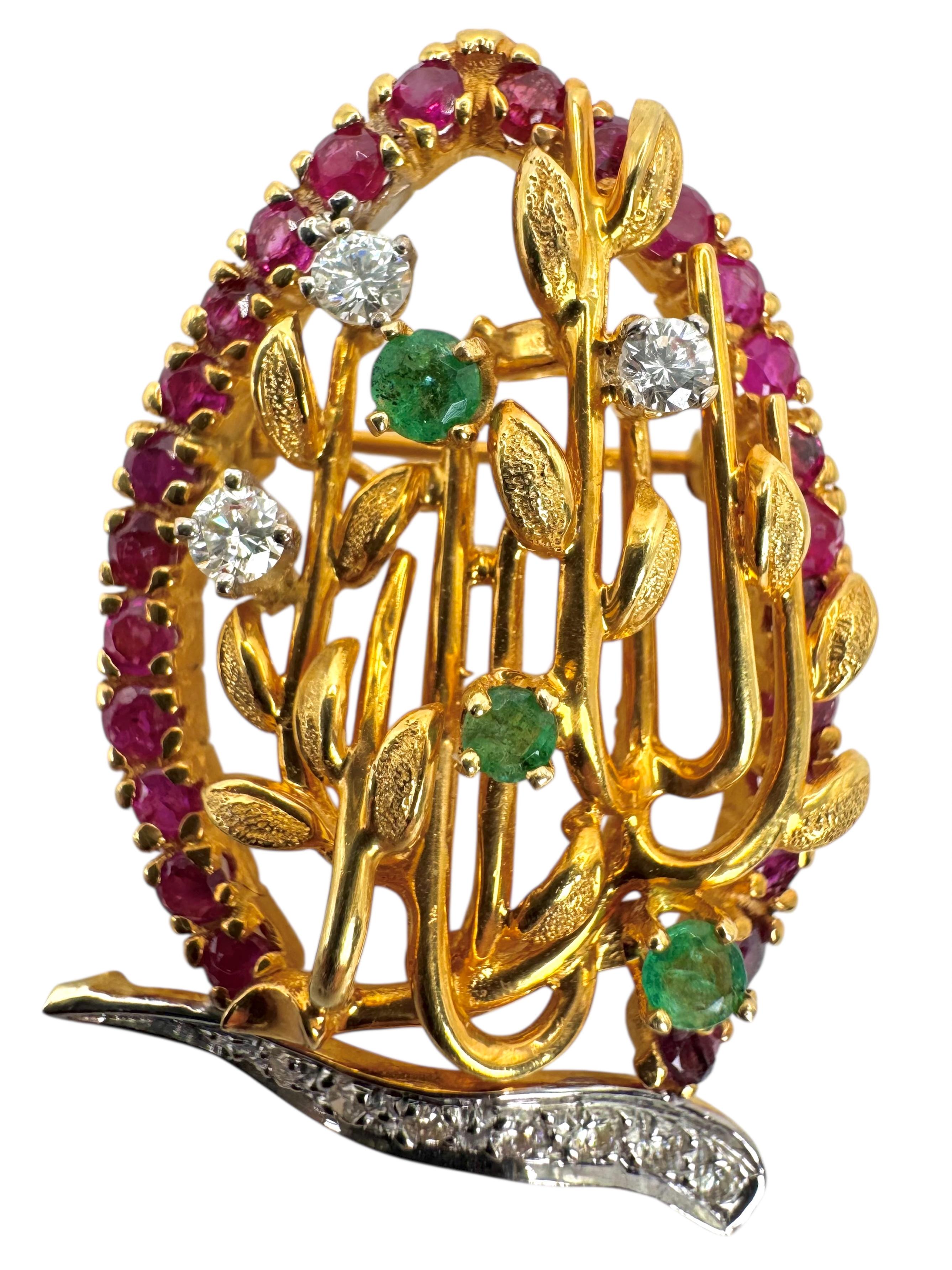 Taille brillant Broche en or jaune 14K à feuilles de rubis, d'émeraudes et de diamants en vente