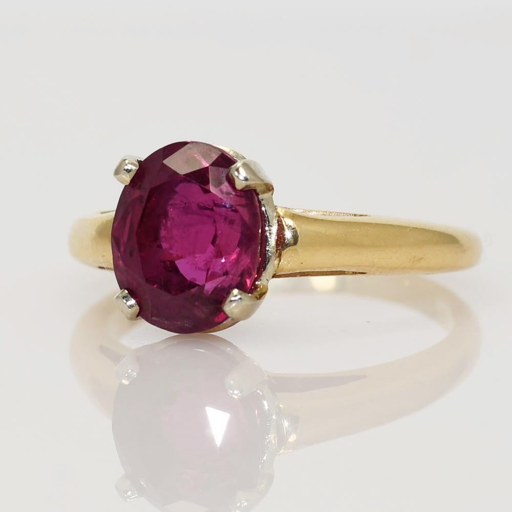 Damen 14k Gelbgold und Rubin Solitär Ring.
Tests 14k und wiegt 3,5 Gramm Bruttogewicht.
Der natürliche Rubin hat eine ovale Form und 3,00 Karat.
Die Farbe ist ein leichtes Purpurrot.
Die Ringgröße ist 6 1/2 und kann gegen Aufpreis um eine ganze