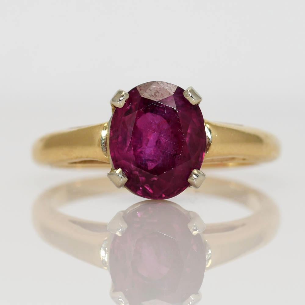 Solitärring aus 14 Karat Gelbgold mit Rubin, 3,00 Karat (Ovalschliff)