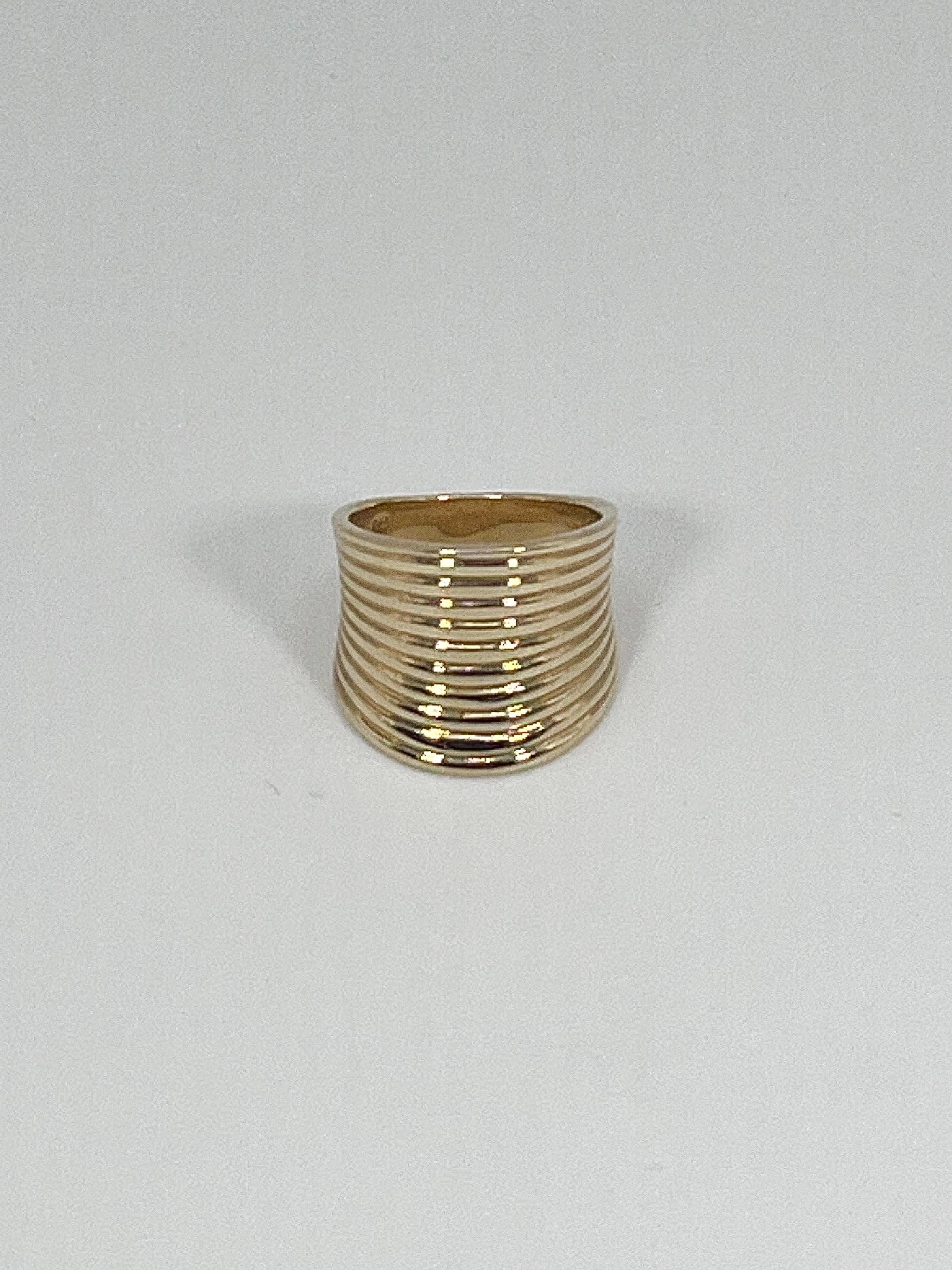Anello Saddle in oro giallo 14K, misura 7, la lunghezza della parte superiore è di 18,2 mm e la larghezza è di 20,3 mm, il peso di questo anello è di 10,5 grammi.