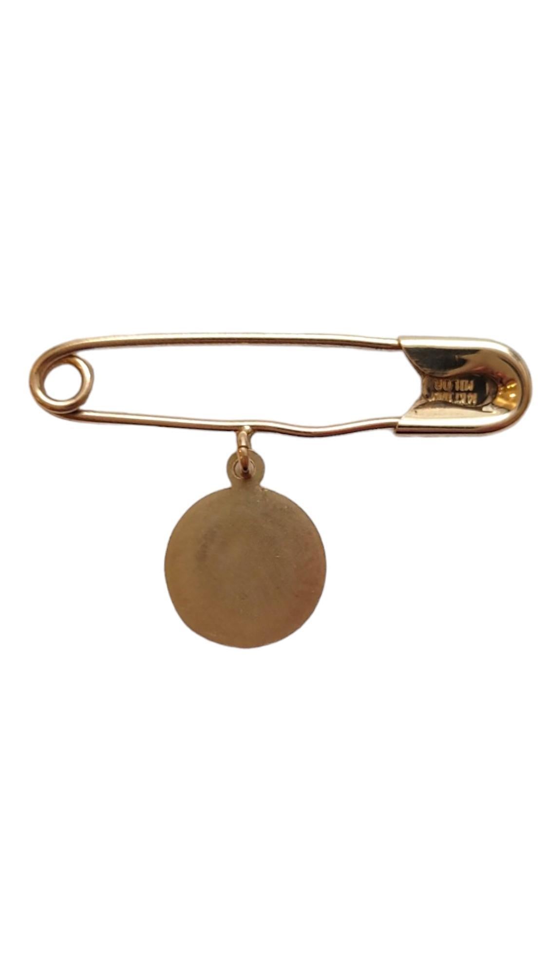 14K Yellow Gold Safety Pin With Cherub Angel Charm - 

This unique accessory symbolizes faith and is a gorgeous accessory to add to your collection. 

Size: 20.4mm X 31.8mm X 2mm

Weight: 0.9 dwt/ 1.4 g

Hallmark: 14K 

Very good condition,