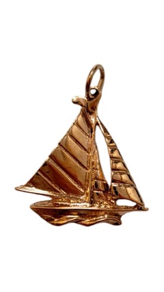 Colgante de oro amarillo de 14 quilates con forma de velero #20380