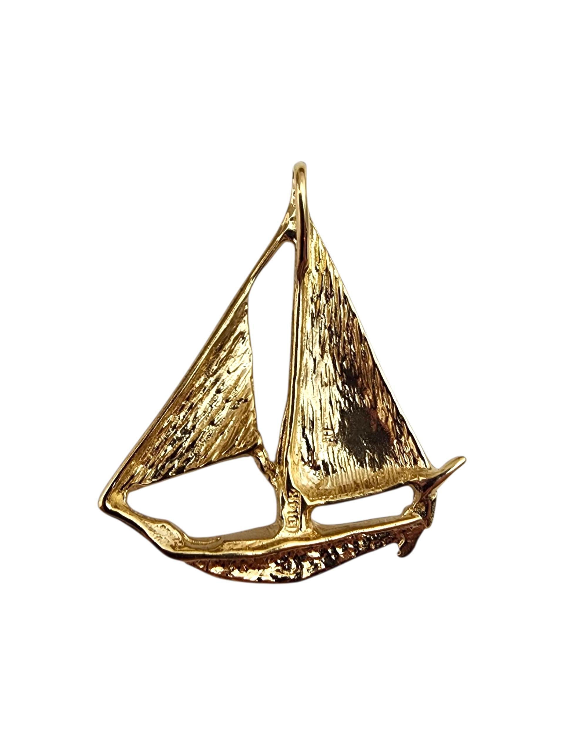 Colgante Velero Oro Amarillo 14K -

Este colgante de velero de oro amarillo de 14 quilates captura el espíritu de libertad y aventura en alta mar. Con su elegante diseño y acabado pulido, añade un toque de elegancia náutica a cualquier cadena. Ideal