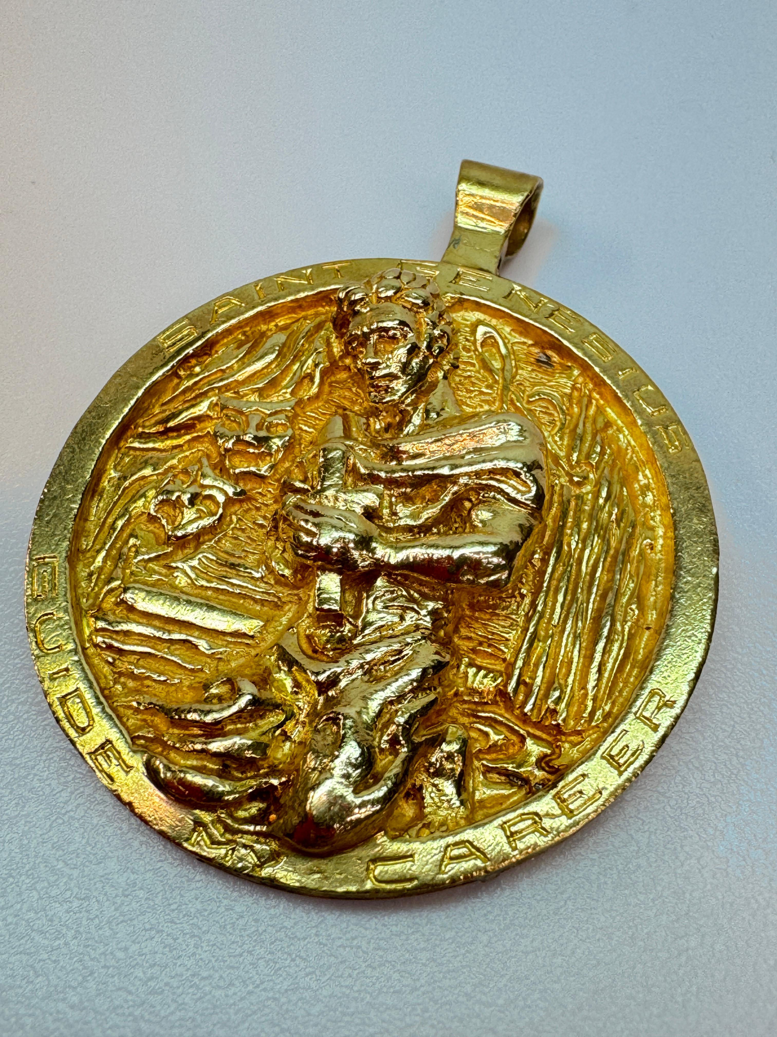 Pendentif en or jaune 14k Saint Genesius Guide My Career en vente 1