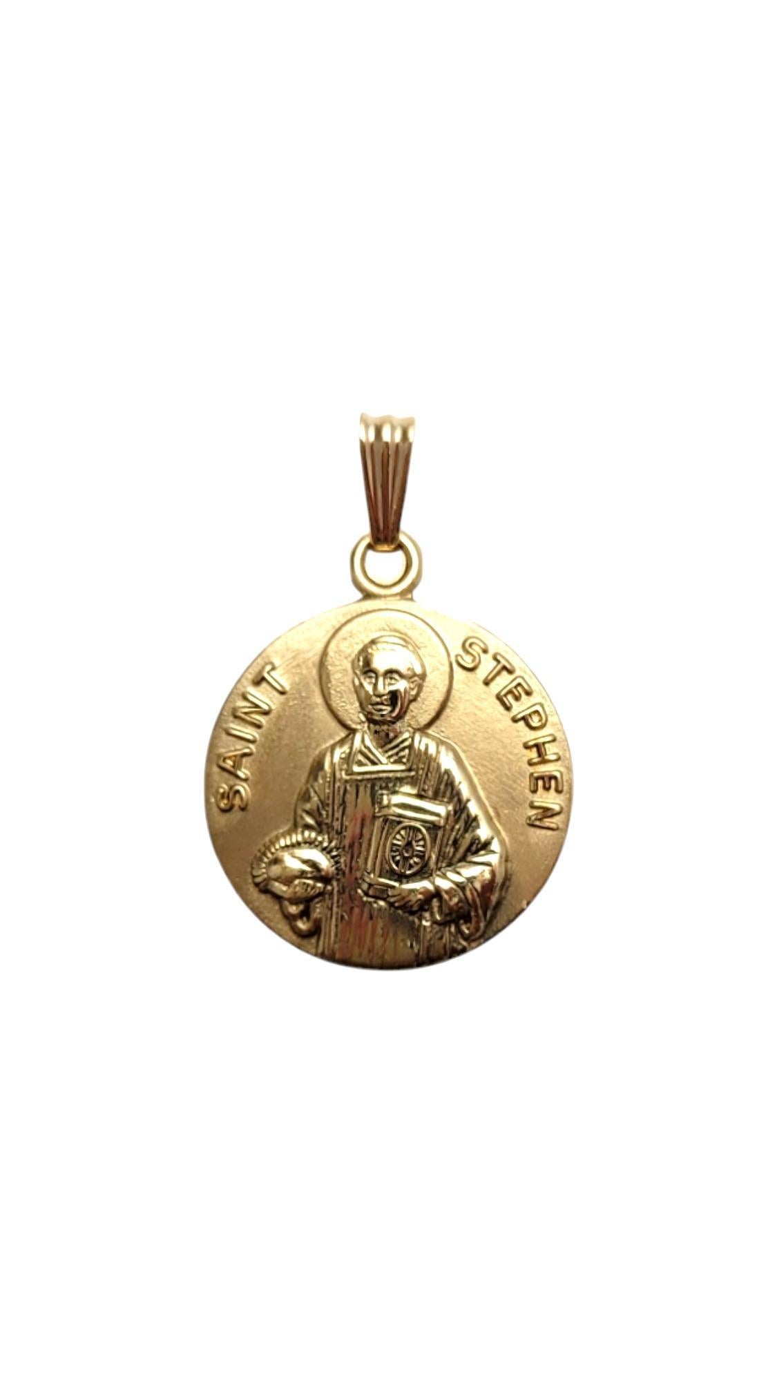 Charm a forma di medaglione di Stephens in oro giallo 14K

Questo charm senza tempo è un simbolo di fede e coraggio e rappresenta un'aggiunta significativa alla tua collezione.

Dimensioni: 26,81 mm X 17,86 mm X 1,92 mm

Peso: 4,93 g/ 3,18