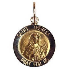 Breloque en or jaune 14 carats « Sainte Thérèse, prie pour nous » n° 25549
