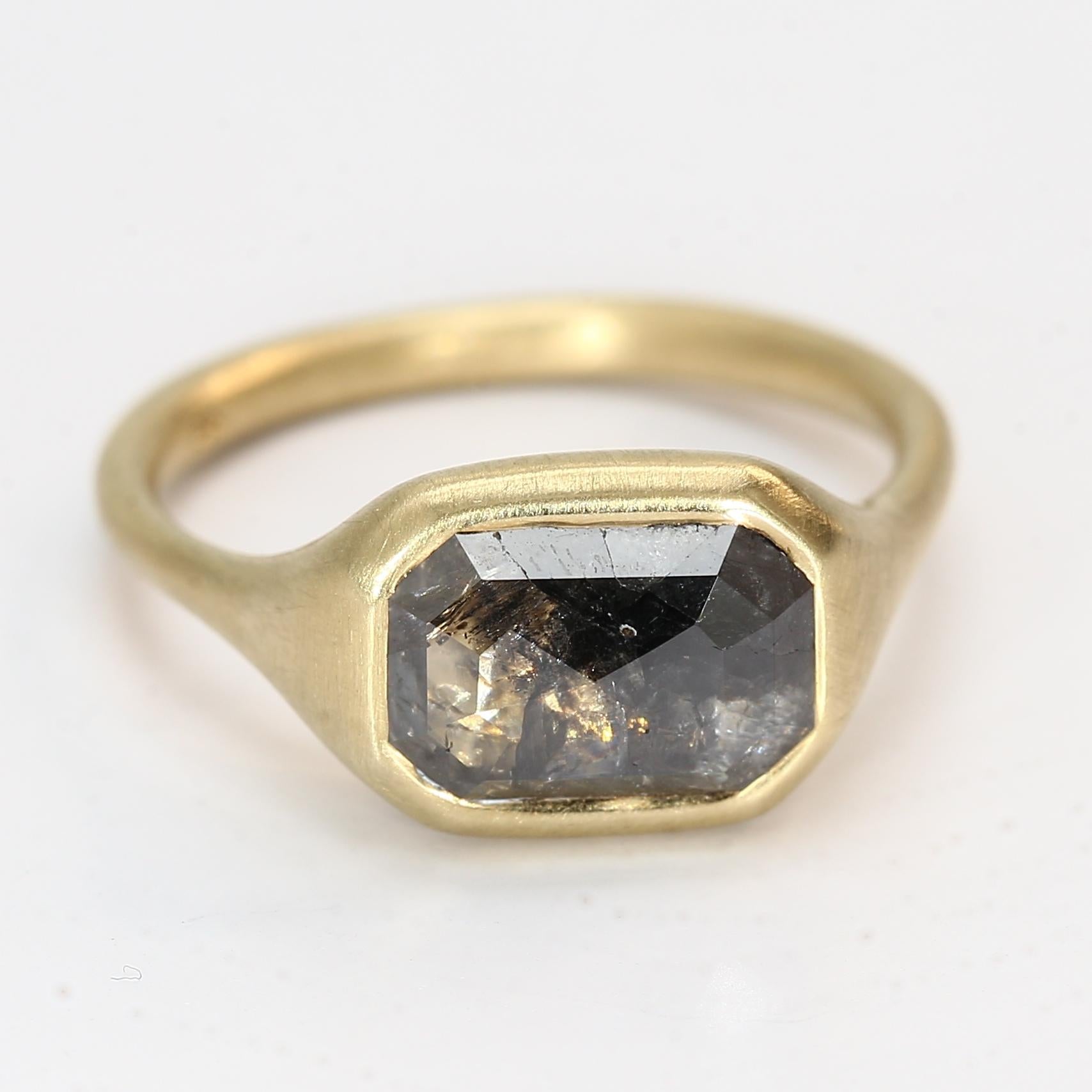 14k Yellow Gold Salt & Pepper Diamond Bezel-Set Matte Texture Ring - Size 6.75 In Good Condition For Sale In Scottsdale, AZ