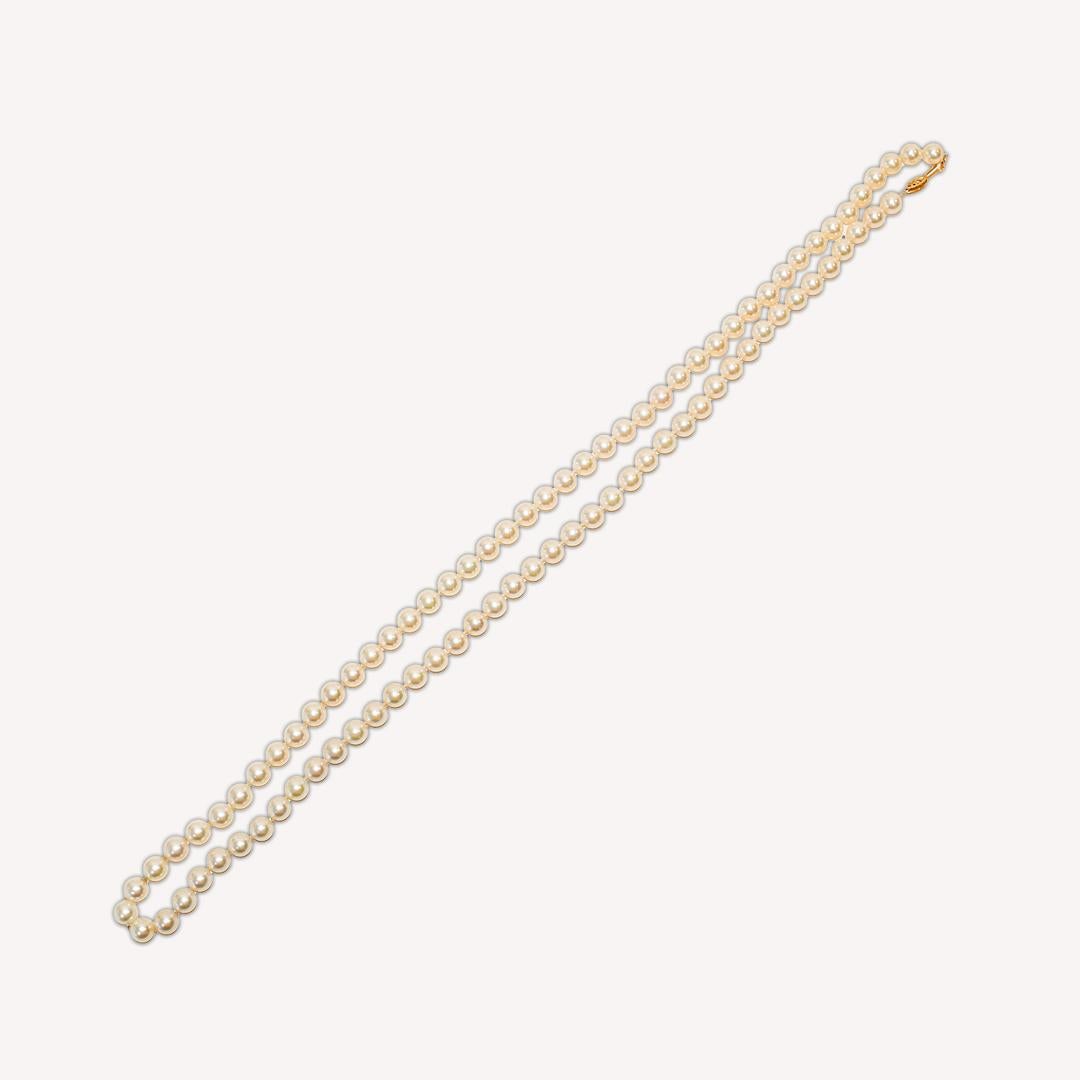 Salt water cultured pearl necklace with 14k yellow gold clasp.
The white pearls measure 8mm in diameter.
Very good luster and high quality.
The necklace measures 28 inches long.
Excellent condition.