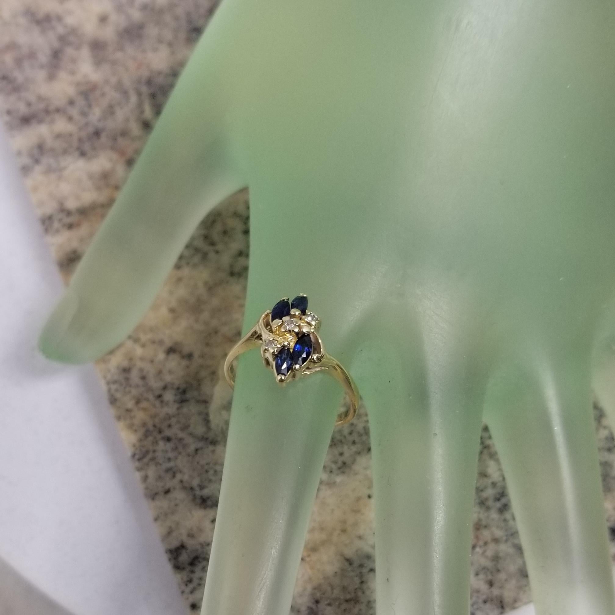 14k Yellow Gold Sapphire and Diamond Cluster Ring In Excellent Condition For Sale In Los Angeles, CA