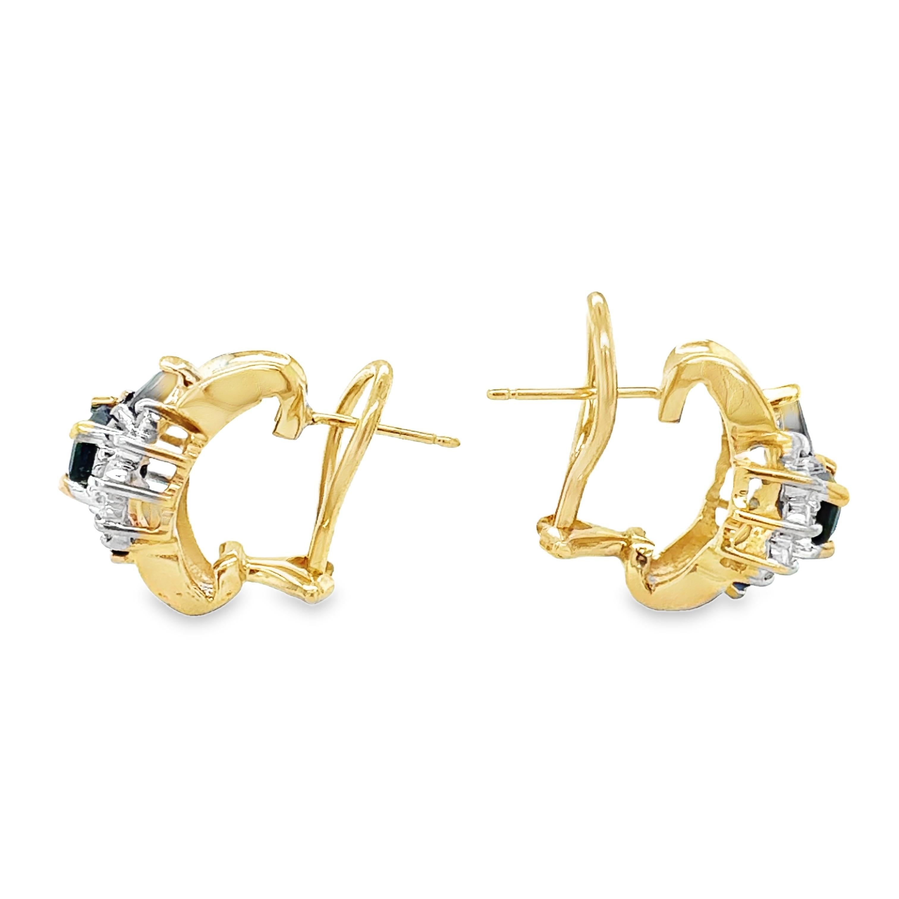 Questi splendidi orecchini in oro giallo 14K con zaffiri e diamanti emanano raffinatezza e charme. Caratterizzato da una combinazione di sei zaffiri taglio smeraldo e taglio pera per un totale di 2,50 carati, le tonalità profonde e ricche degli