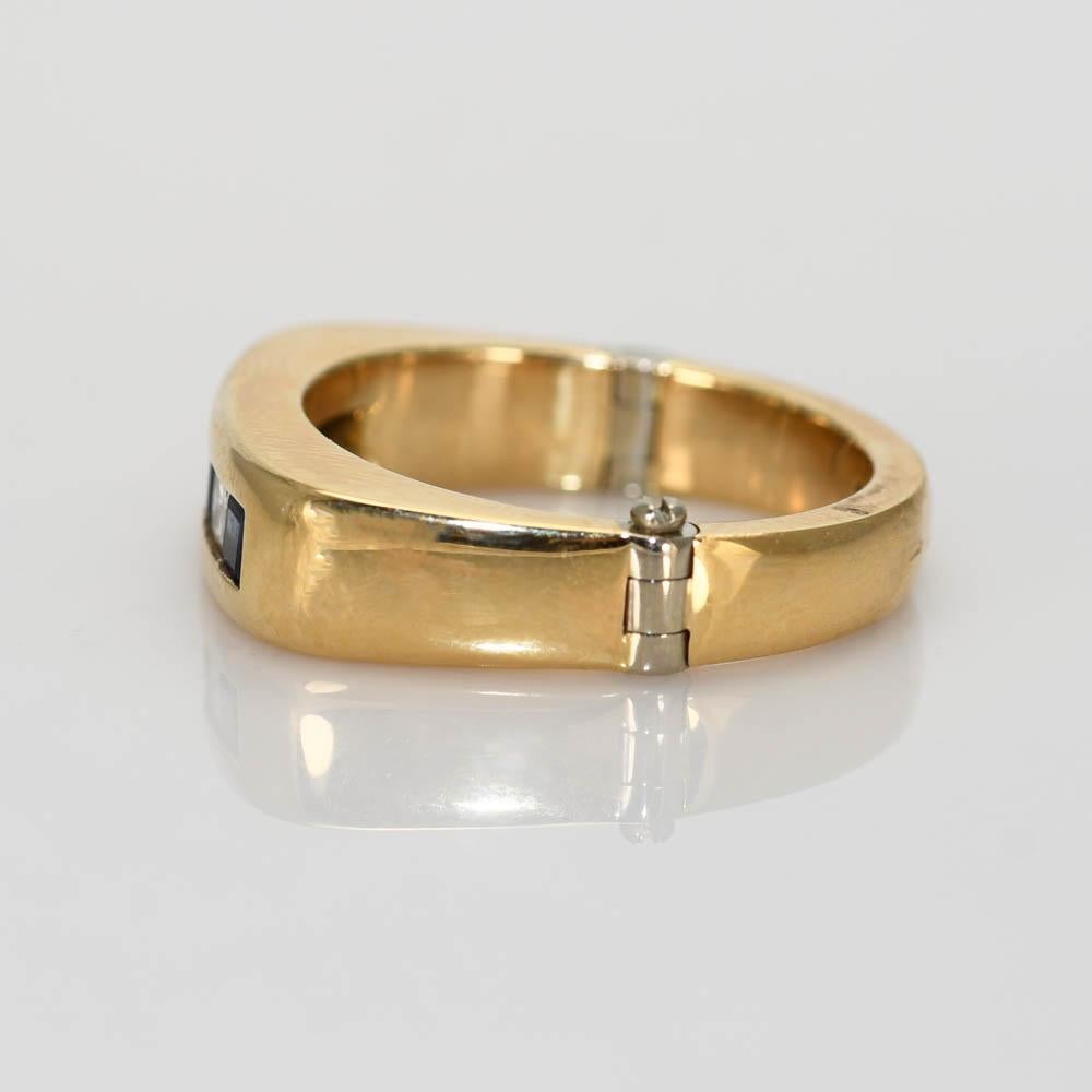 Herrenring mit Saphiren und Diamanten aus 14 Karat Gelbgold.
Gestempelt 14k und wiegt 10 Gramm.
Die Diamanten sind Prinzess-Schliffe, 0,30 Karat insgesamt, G Farbe, VS bis Si Klarheit, sehr gute Schnitte.
Die natürlichen blauen Saphire haben einen