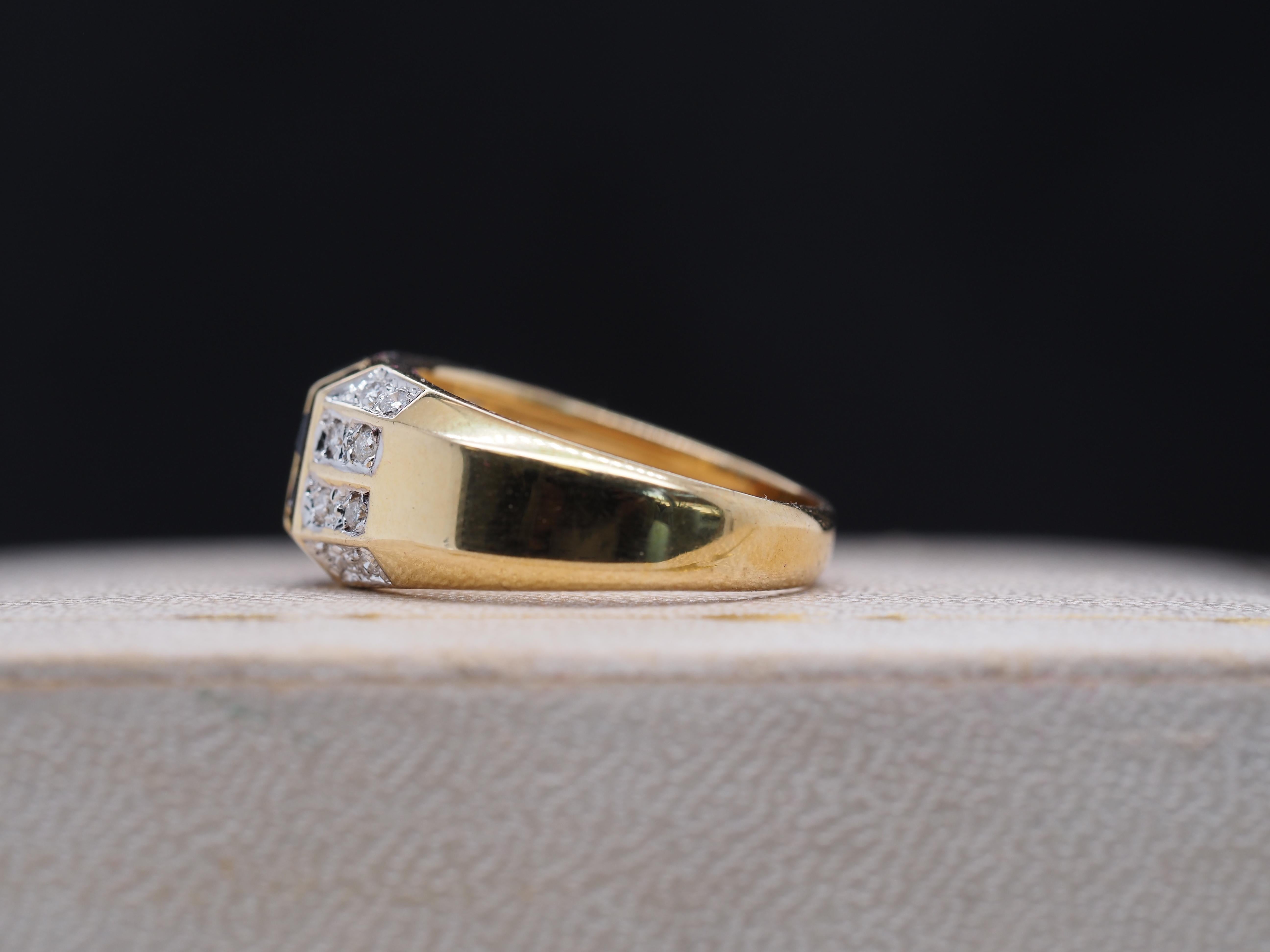 Ring aus 14 Karat Gelbgold mit Saphir und Diamant (Carréeschliff) im Angebot