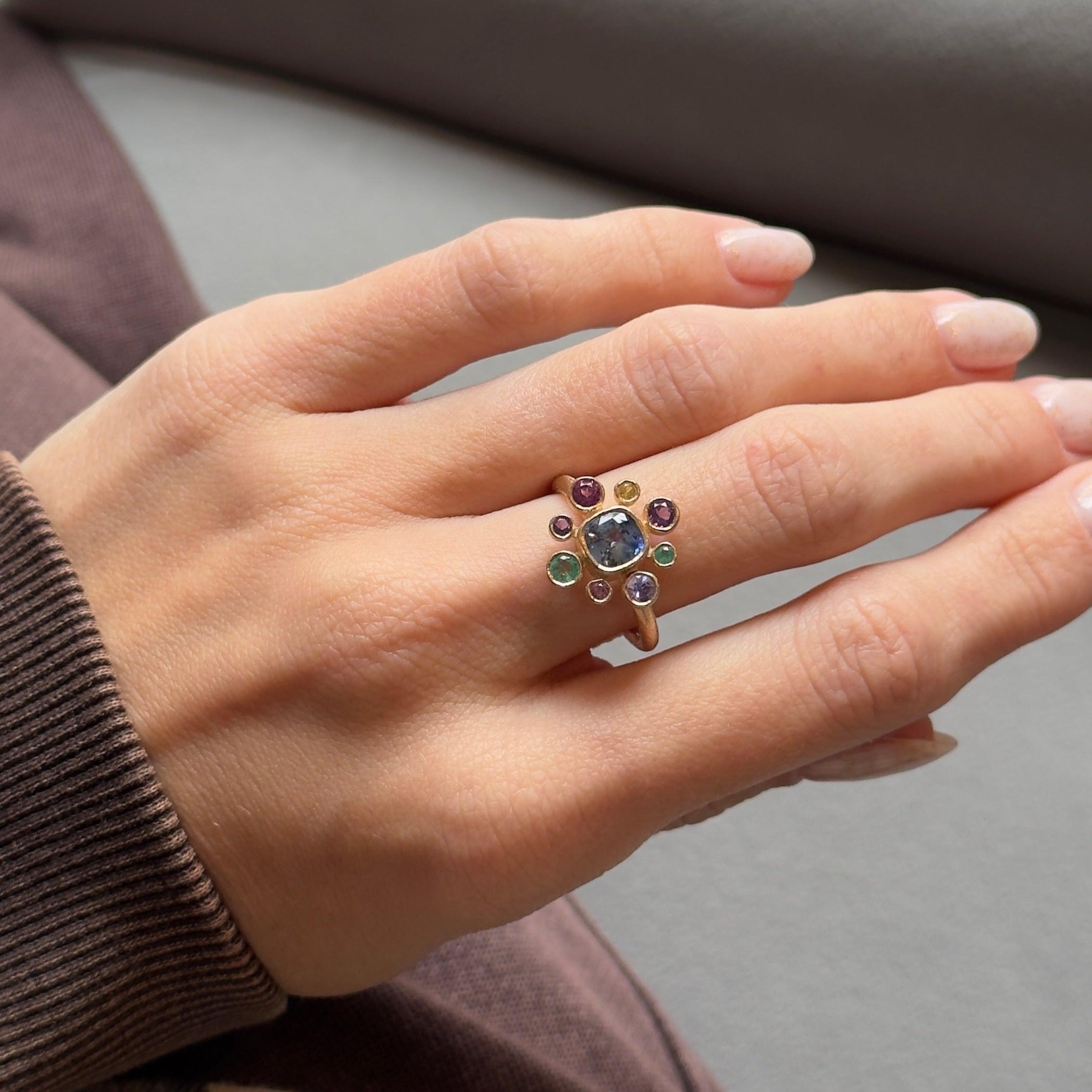 Taille ronde Bague à chaton en or jaune 14 carats, saphirs et pierres précieuses multicolores en grappe en vente