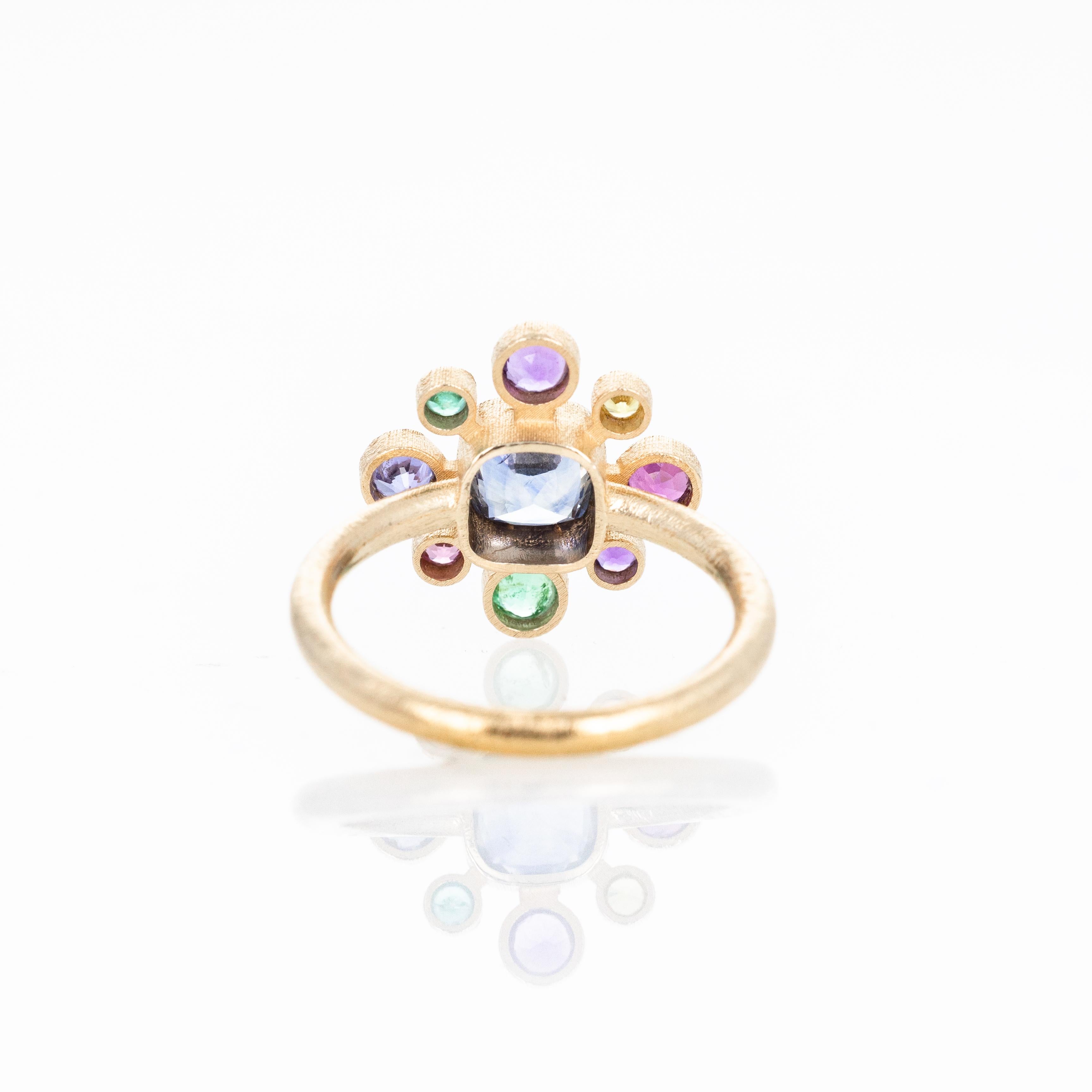 Bague à chaton en or jaune 14 carats, saphirs et pierres précieuses multicolores en grappe en vente 1