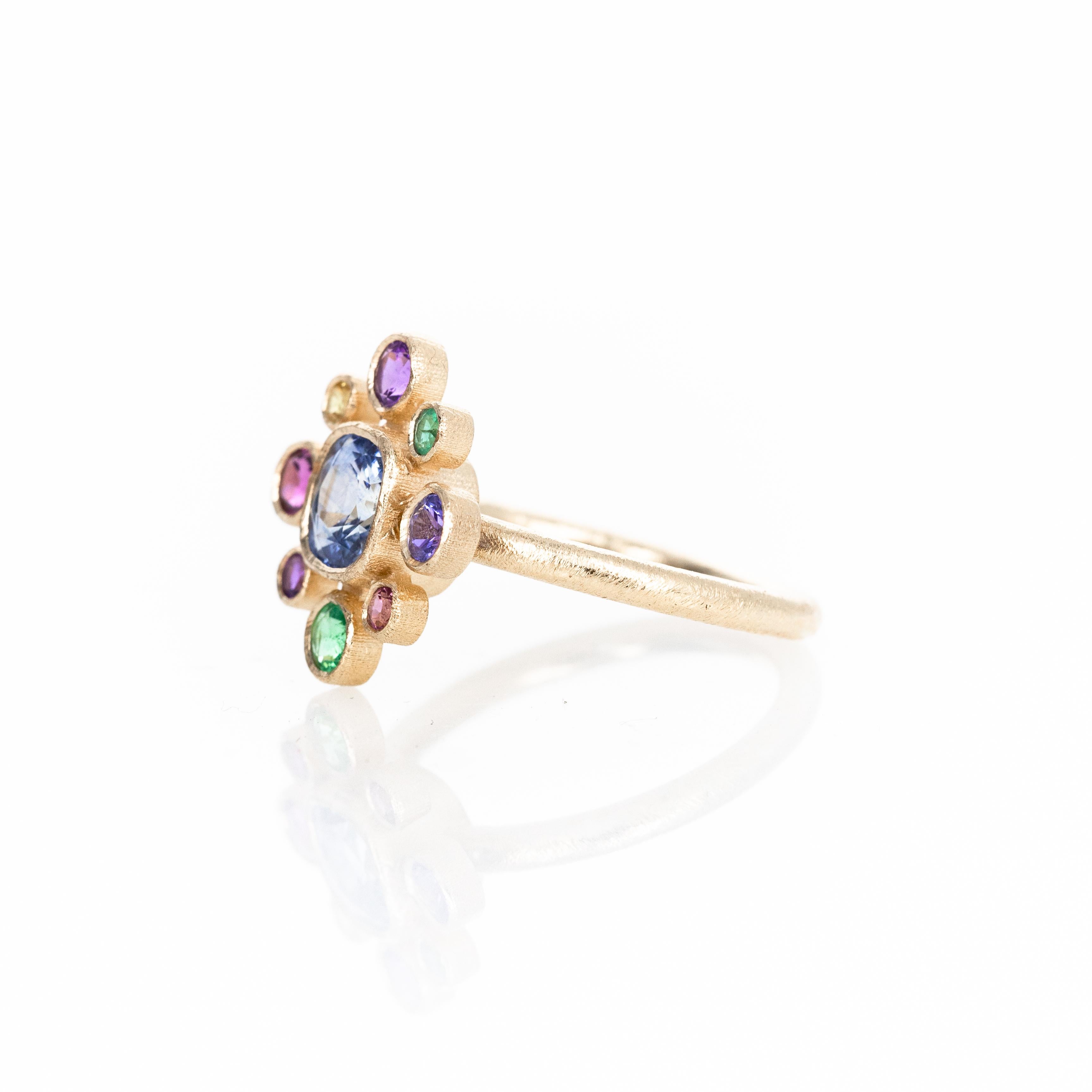 Bague à chaton en or jaune 14 carats, saphirs et pierres précieuses multicolores en grappe en vente 2