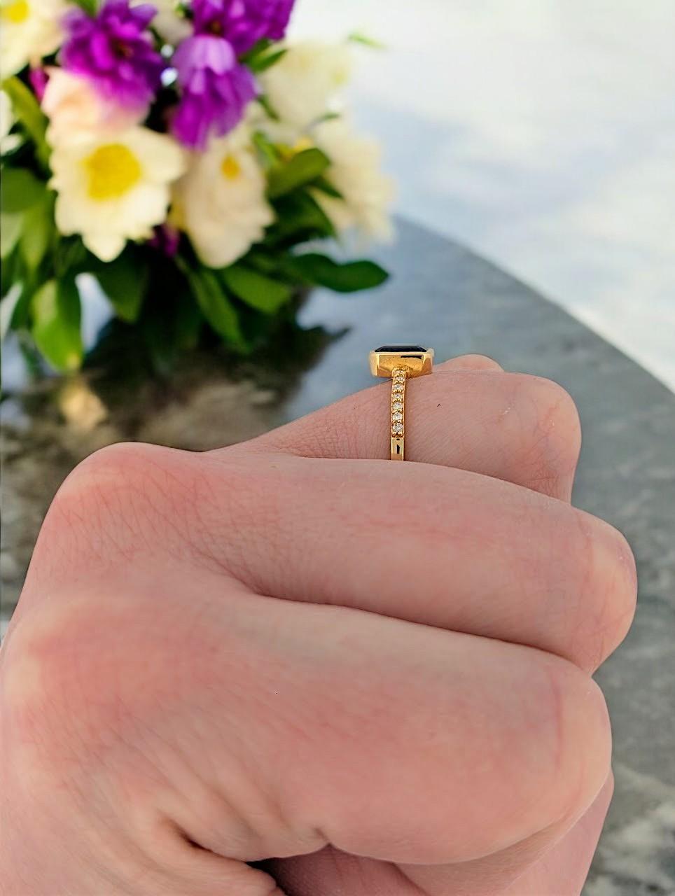 Modern 14K Yellow Gold Sapphire & Diamond Ring  1.10 CT Emerald Cut Natural Sapphire For Sale