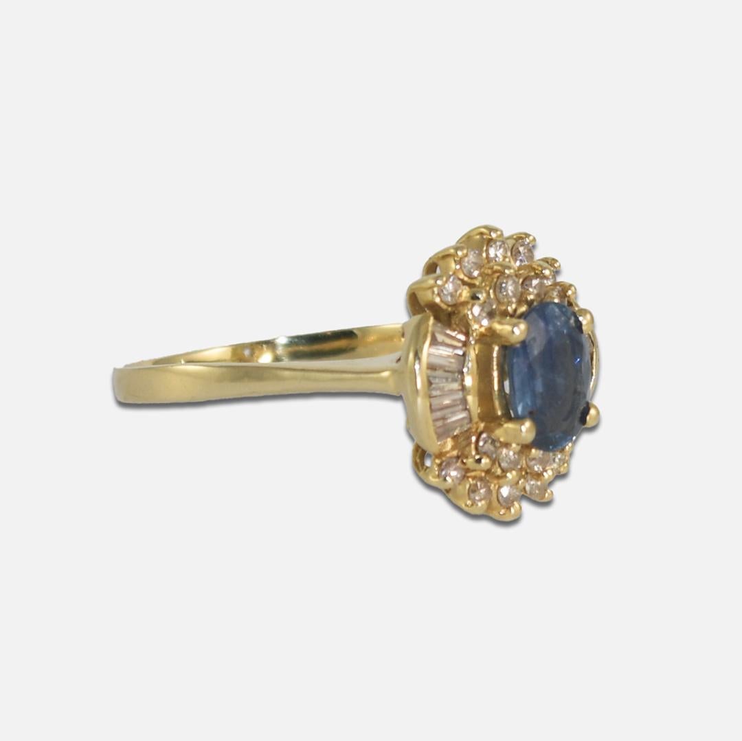 Damen-Cocktailring mit Saphir und Diamant.
Der Ring wird mit einem XRF-Analysator auf 57 % Gold getestet.
Während 14-karätiges Gold 58,3 % aufweisen sollte, weist dieser Ring 57 % Goldgehalt auf. 
12-karätiges Gold besteht zu 50 % aus Gold, so dass