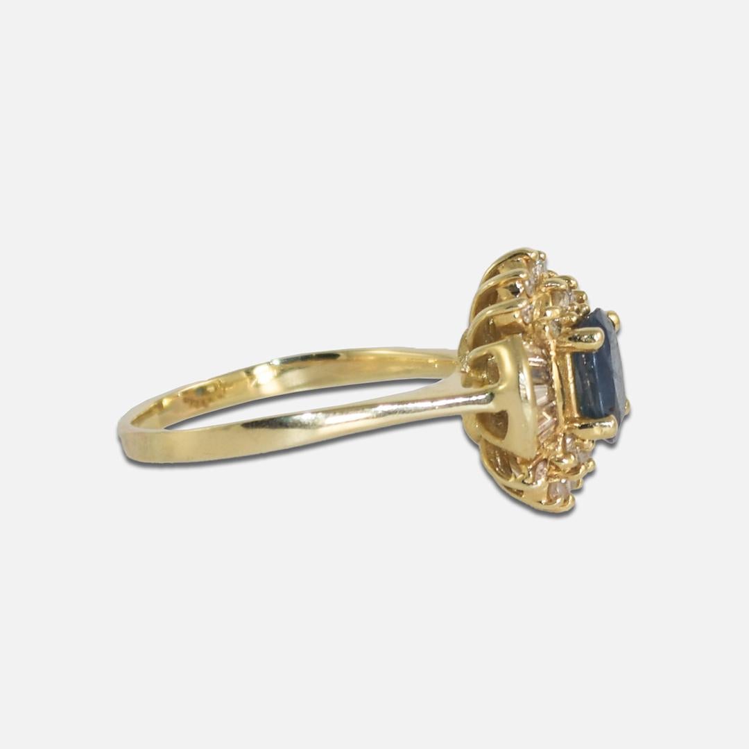 Ring aus 14 Karat Gelbgold mit Saphir und Diamant (Ovalschliff)