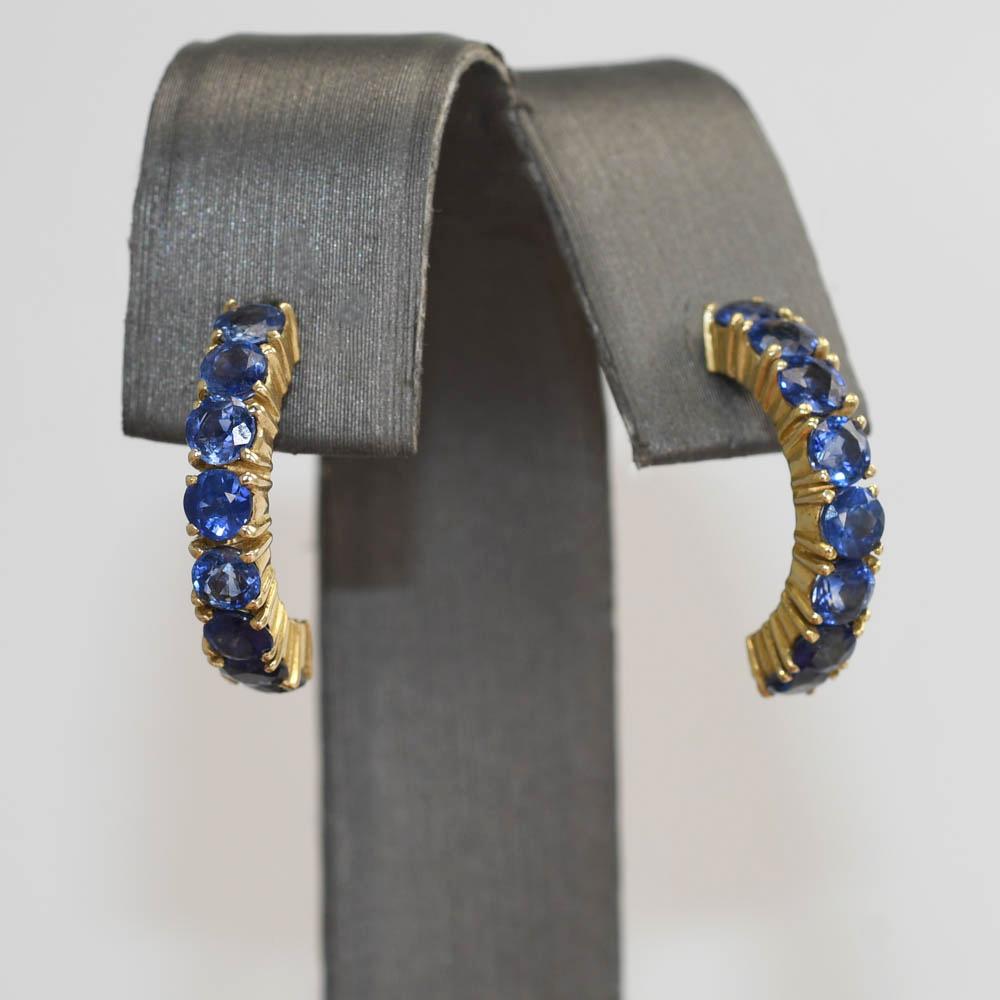 Boucles d'oreilles pour dames en or jaune 14k et saphir bleu.
Estampillé 14k, il pèse 2,8 grammes en poids brut.
Les saphirs naturels sont de taille ronde et brillante, de très bonne couleur, d'environ 1,60 carats au total.
Les boucles d'oreilles