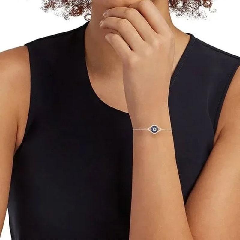Ce bracelet saisissant présente le motif emblématique de l'œil du mal, orné d'un saphir envoûtant et de diamants étincelants. Réalisé en or jaune 14 carats, il est à la fois un symbole de protection et un accessoire élégant pour toutes les