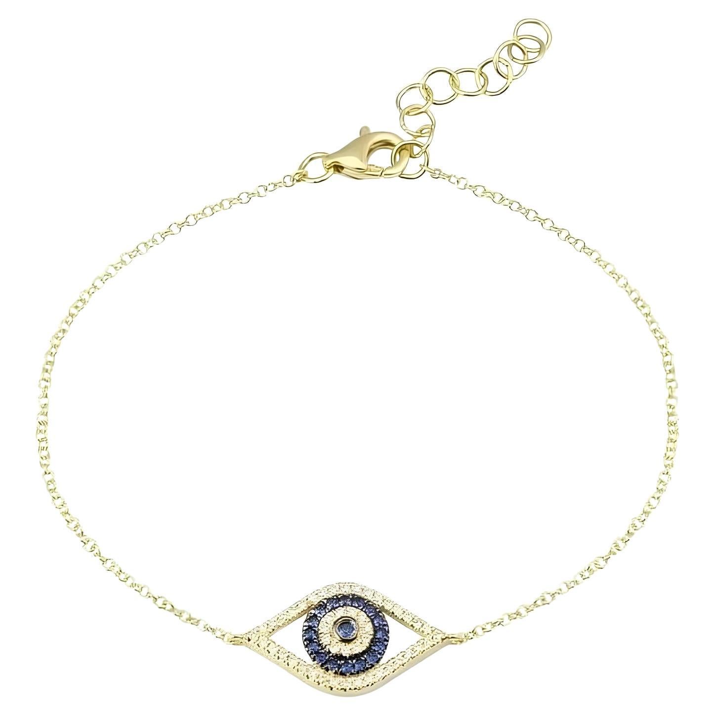 Ce bracelet saisissant présente le motif emblématique de l'œil du mal, orné d'un saphir envoûtant et de diamants étincelants. Réalisé en or jaune 14 carats, il est à la fois un symbole de protection et un accessoire élégant pour toutes les