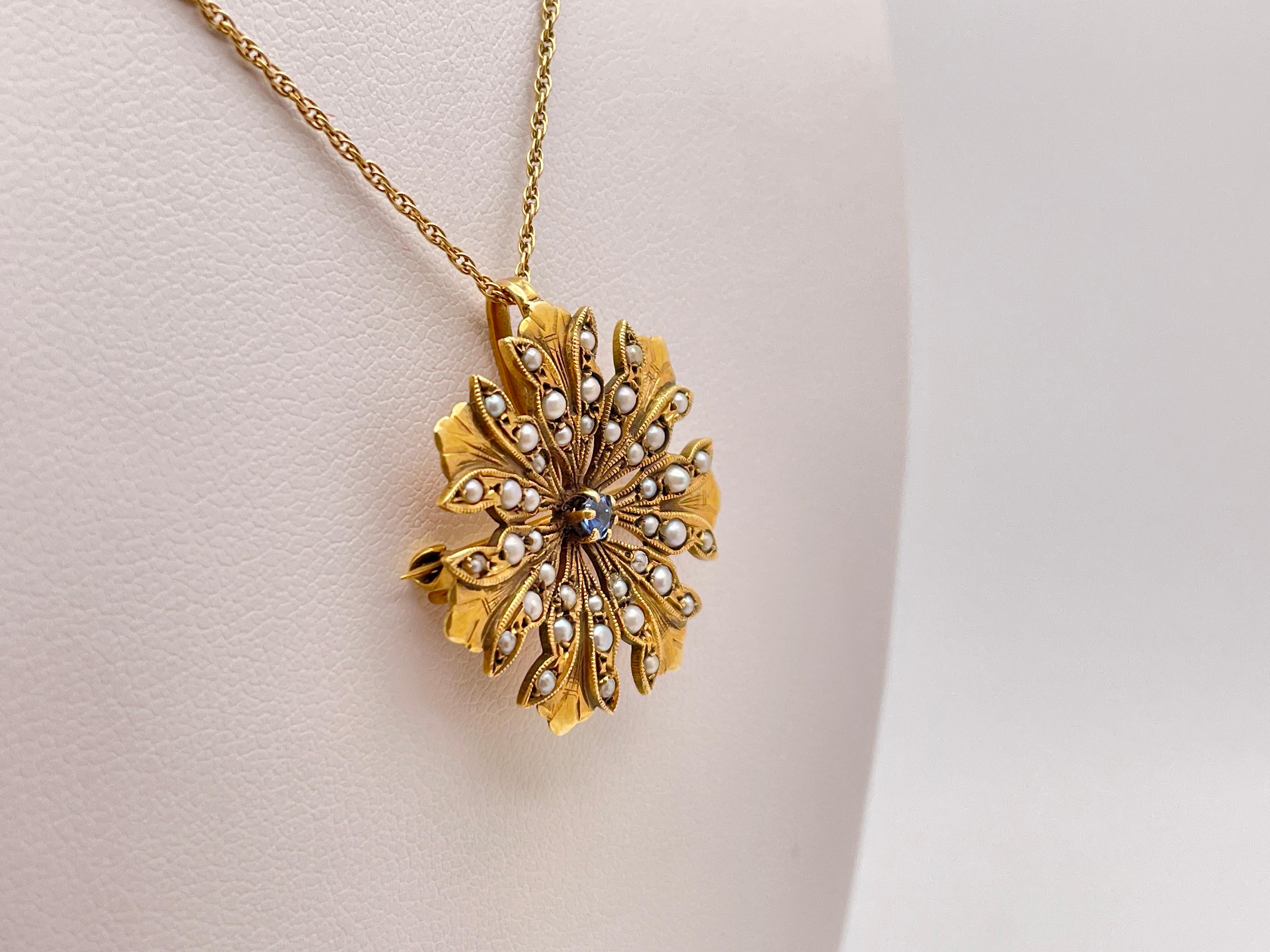 Eine originale viktorianische Brosche aus 14 Karat Gelbgold mit Saphiren und Perlen (Anstecknadel/Anhänger). Das florale Design ist mit runden weißen Perlen verziert und wird von einem wunderschönen blauen Saphir im Rundschliff mit einem Gewicht von