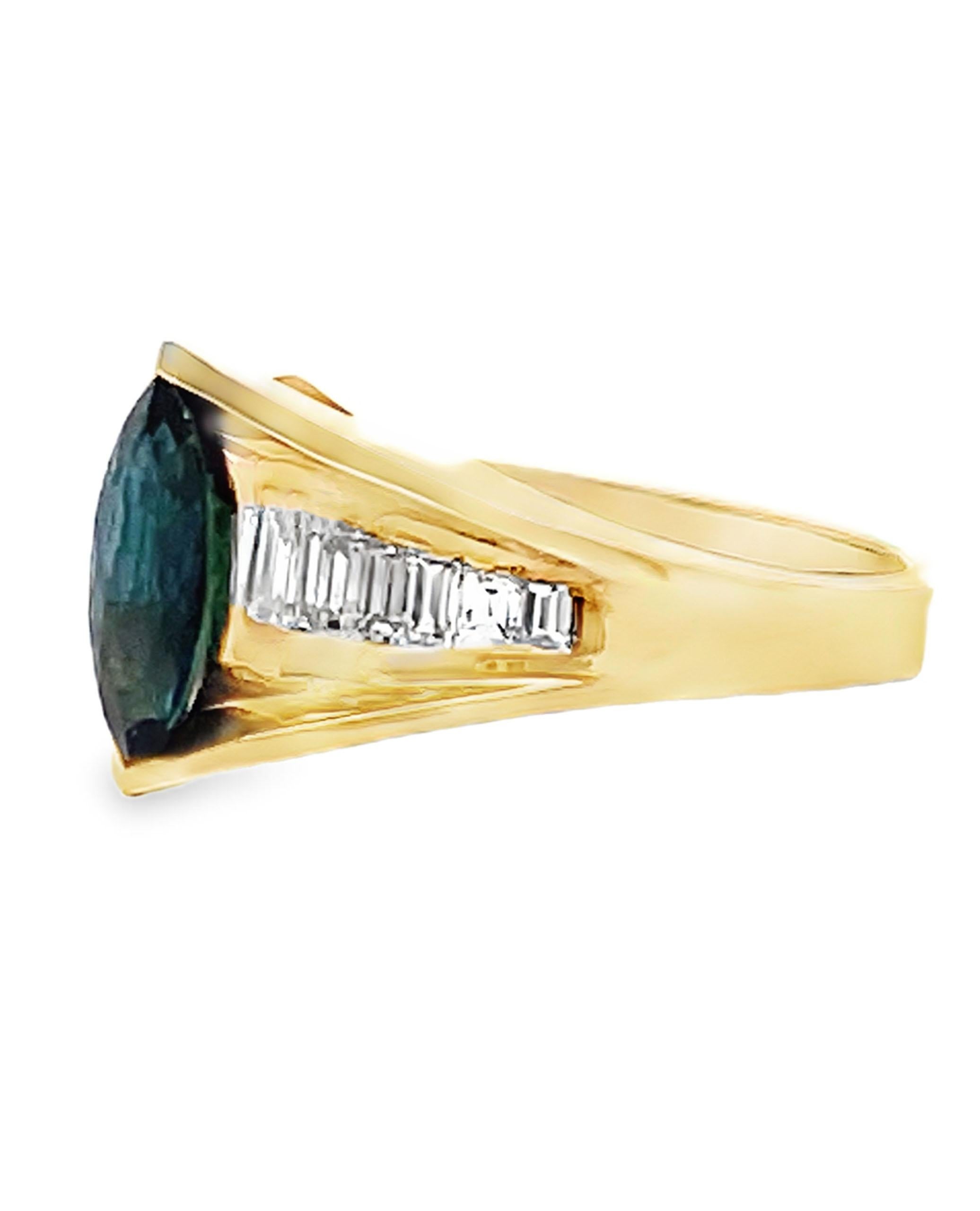 Bague en or jaune 14k avec 11 diamants baguettes pesant 0.65 carats au total, couleur G/H, pureté VS. Au centre, un saphir bleu foncé marquis pesant environ 1,00 carat. 

- Taille de doigt 6
- Vers les années 1990
- Nouveau, jamais porté
