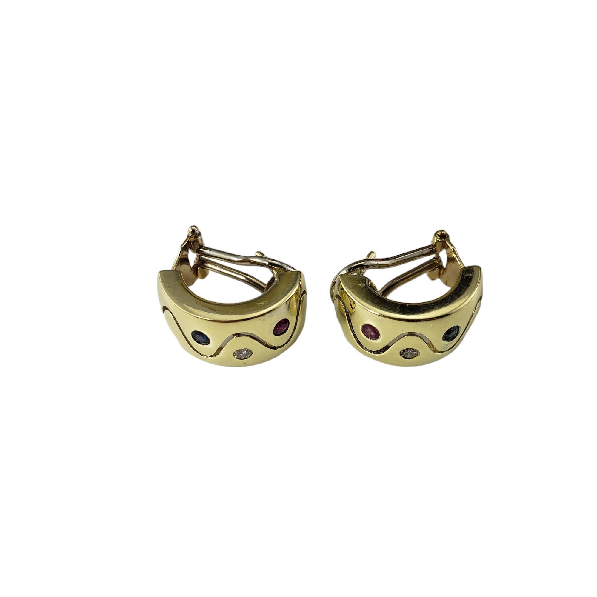 Orecchini in oro giallo 14K con zaffiro, rubino e diamante certificati JAGi

Questi deliziosi orecchini presentano ciascuno un diamante rotondo taglio brillante, un rubino naturale rotondo e uno zaffiro rotondo incastonati in oro giallo 14K.