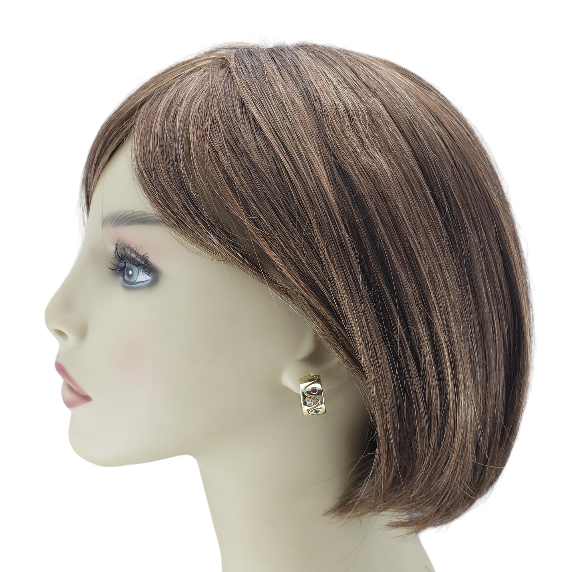 Orecchini a cerchio in oro giallo 14K con zaffiro, rubino e diamante #17871 in vendita 2