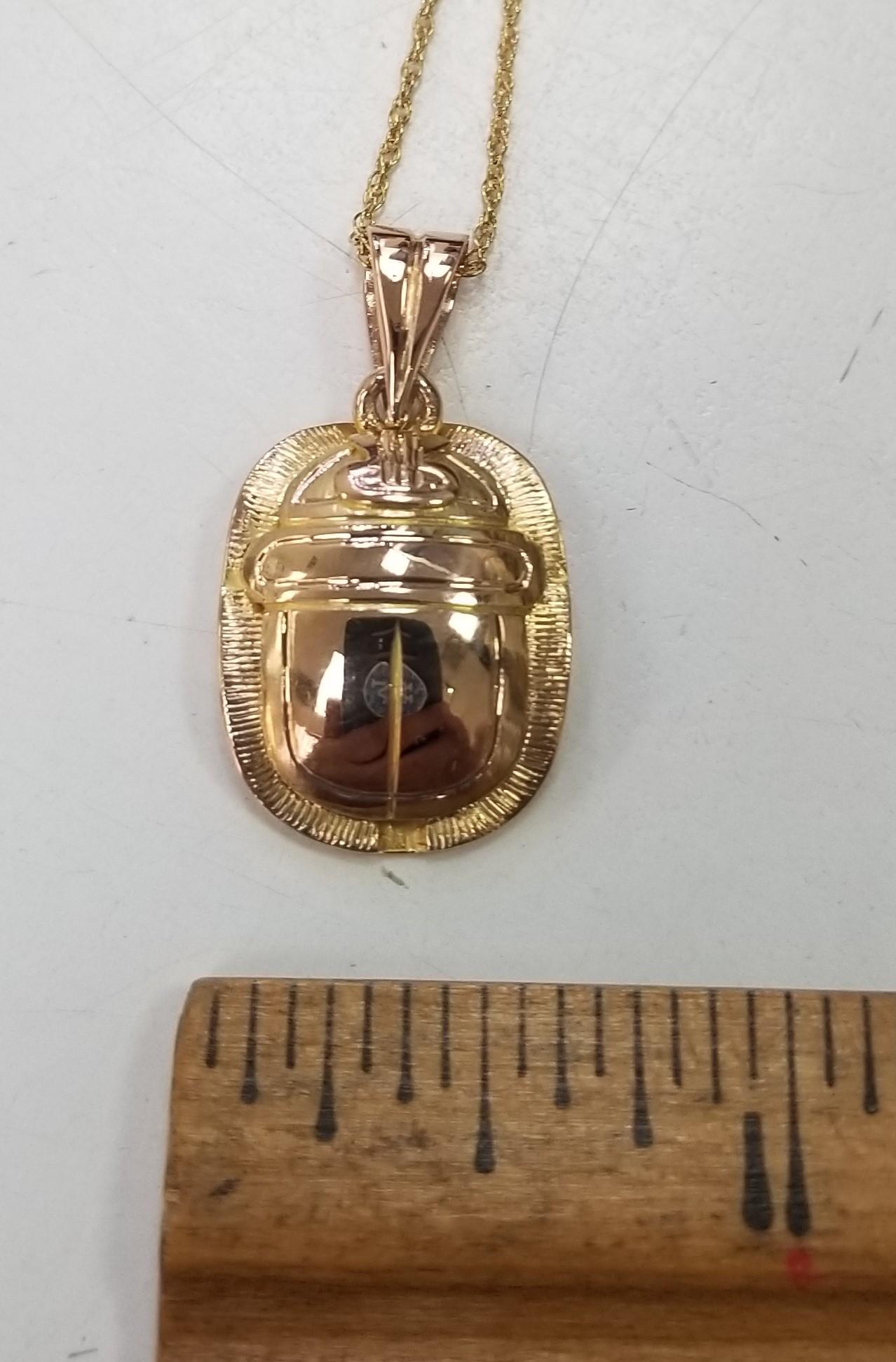 14k Gelbgold „Scarab“ Anhänger und Kette im Zustand „Hervorragend“ in Los Angeles, CA