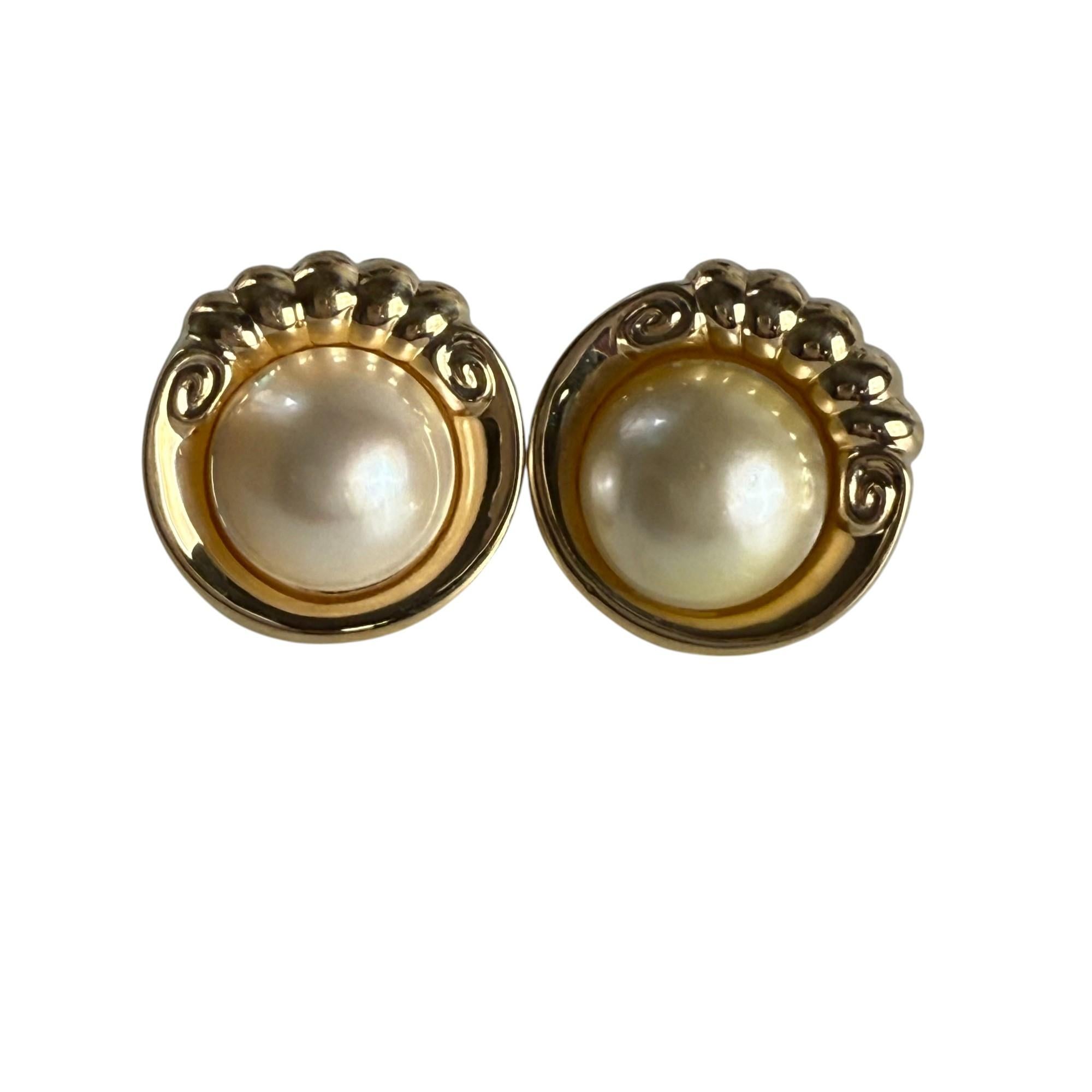 Pendientes de oro amarillo de 14 quilates con diseño de perlas Mabe Pearl Vintage en Bueno estado para la venta en New York, NY