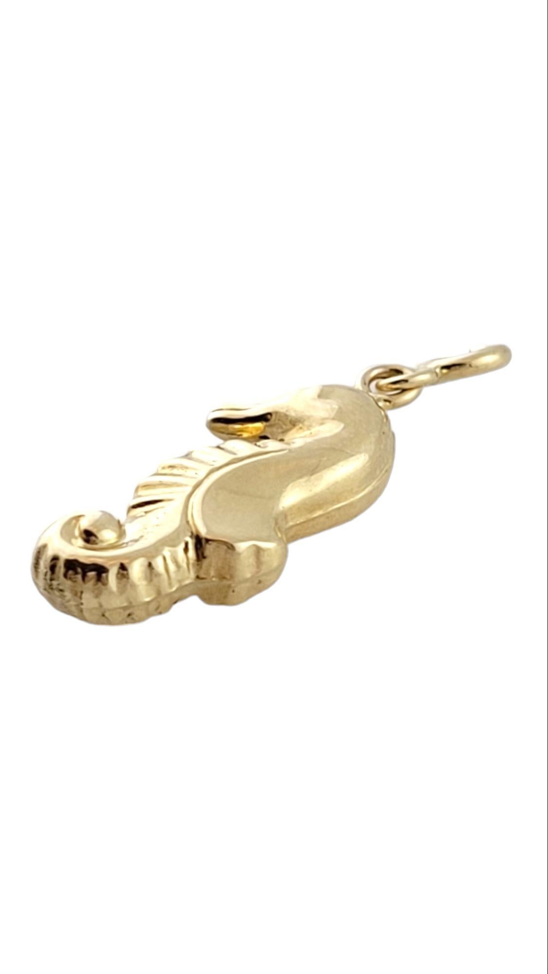14K Yellow Gold Sea Horse Charm #15813 In Good Condition For Sale In Washington Depot, CT