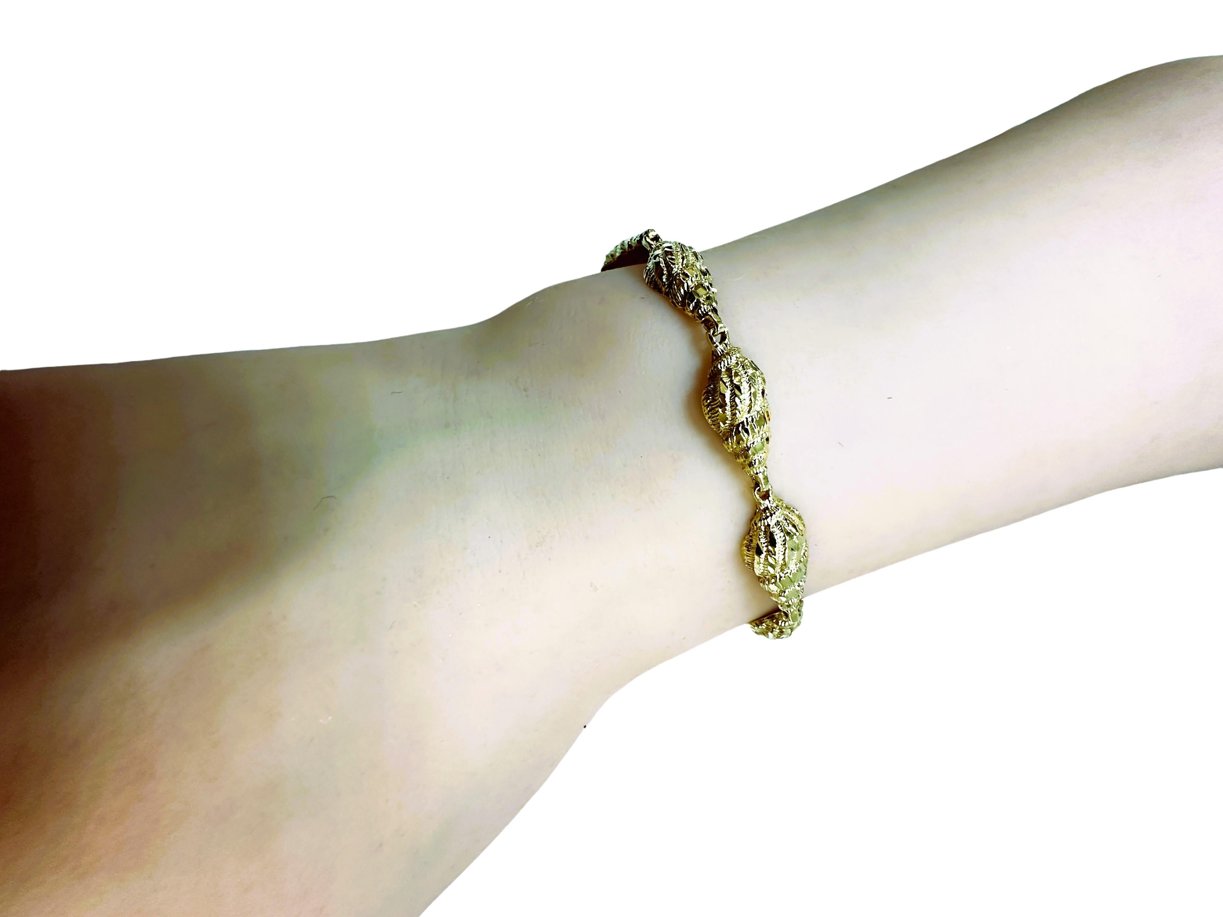 14k Yellow Gold Sea Shell  Bracelet - 7 inches - Stamped For Sale 5