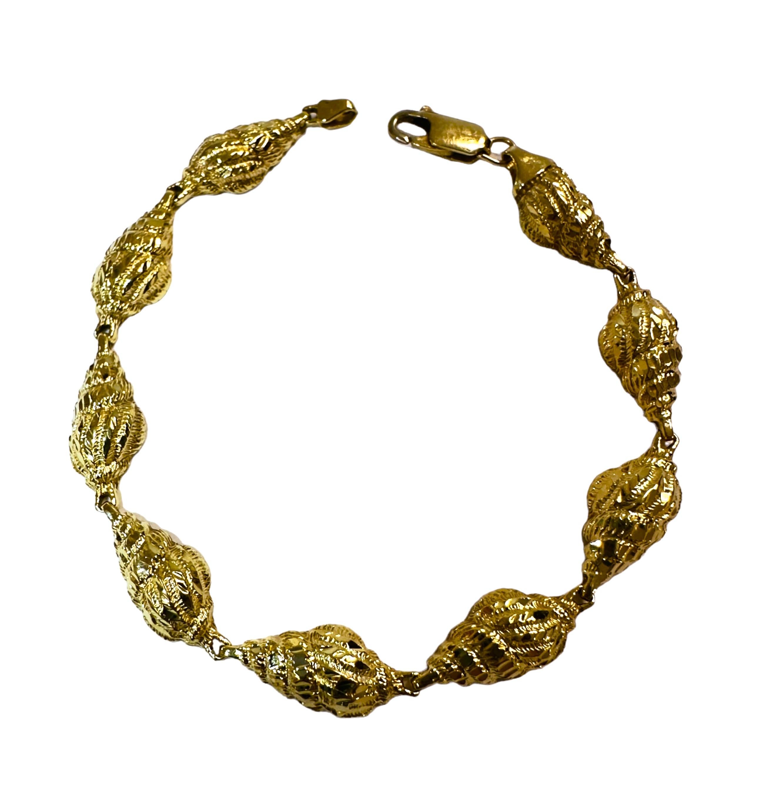 14k Yellow Gold Sea Shell  Bracelet - 7 inches - Stamped In Excellent Condition For Sale In Eagan, MN