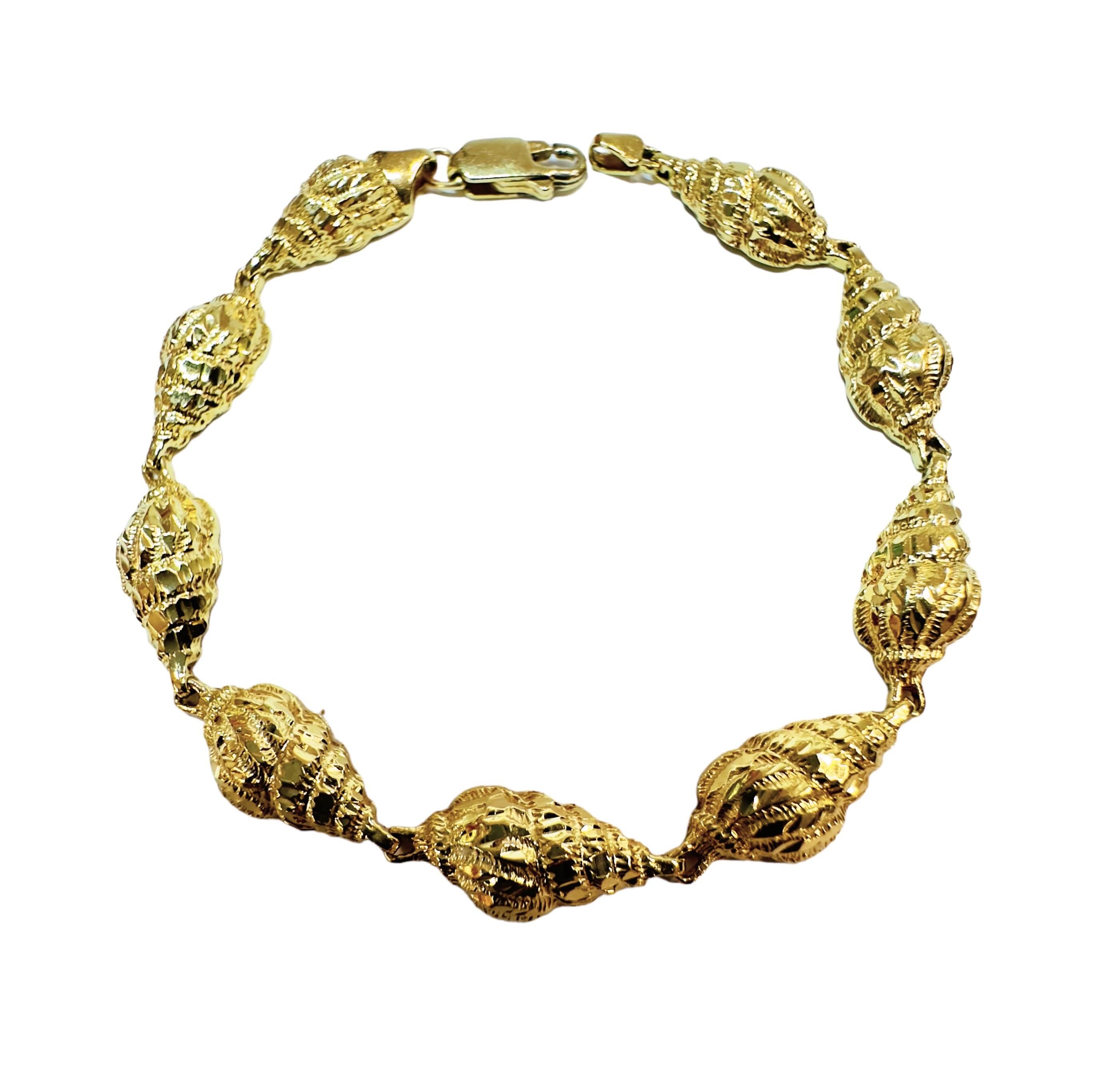 14k Yellow Gold Sea Shell  Bracelet - 7 inches - Stamped For Sale 1