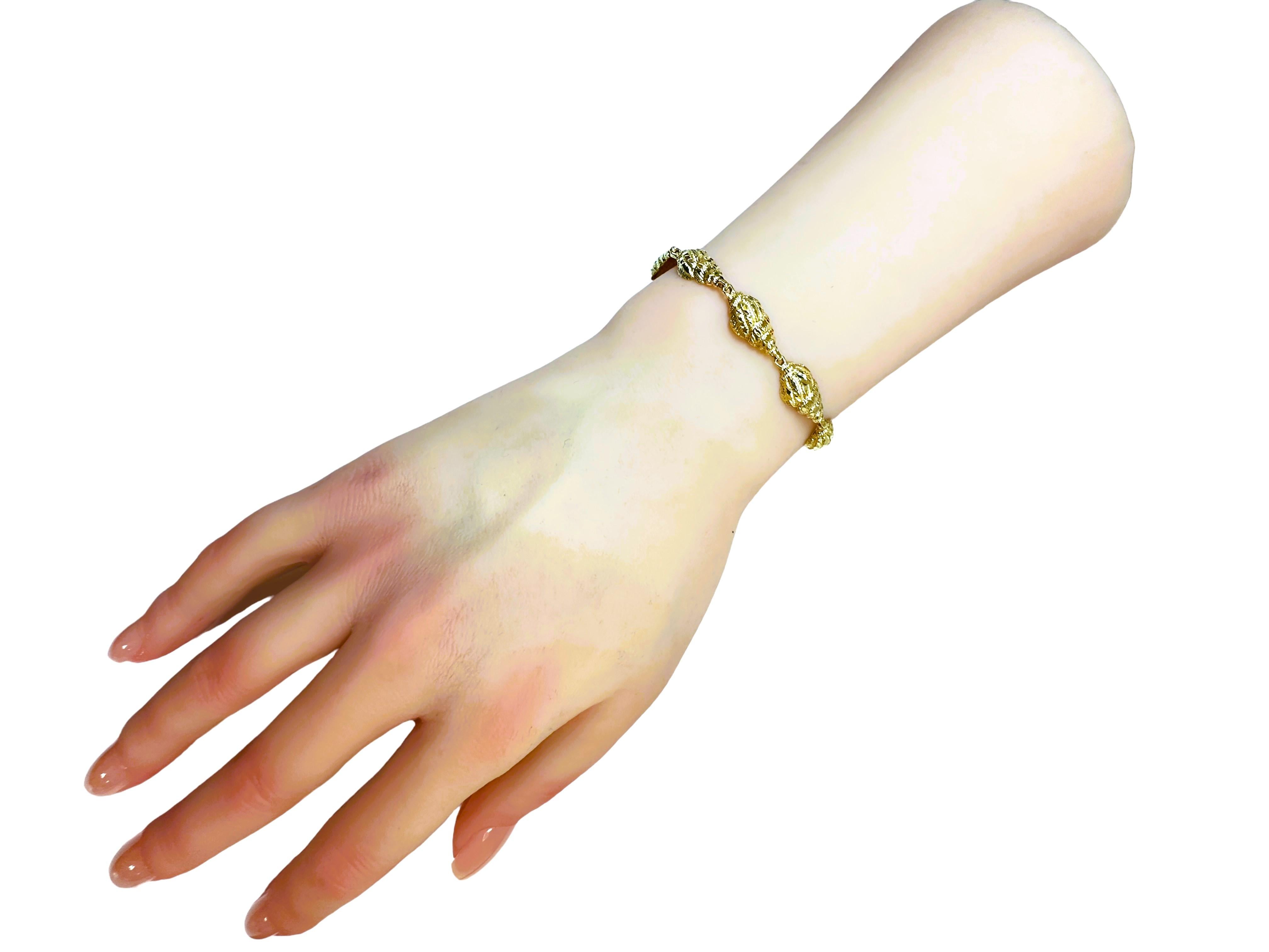 14k Yellow Gold Sea Shell  Bracelet - 7 inches - Stamped For Sale 3
