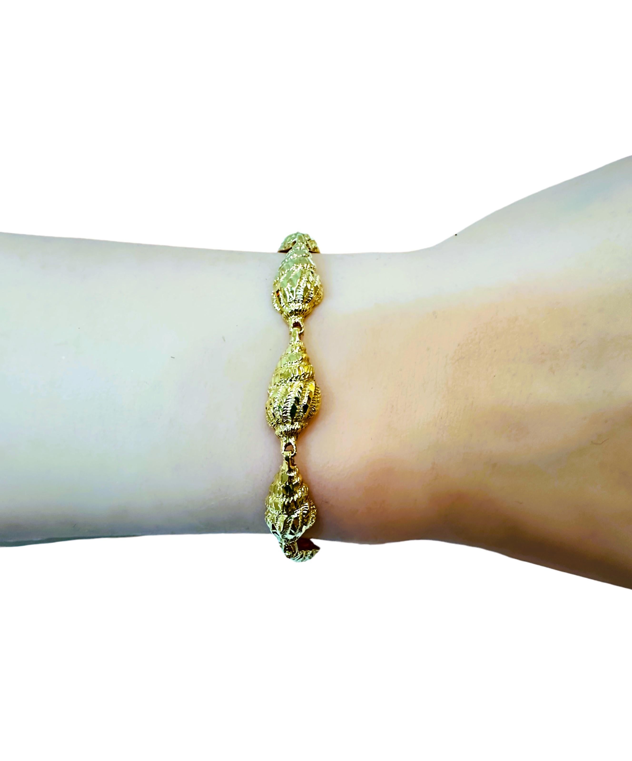 14k Yellow Gold Sea Shell  Bracelet - 7 inches - Stamped For Sale 4