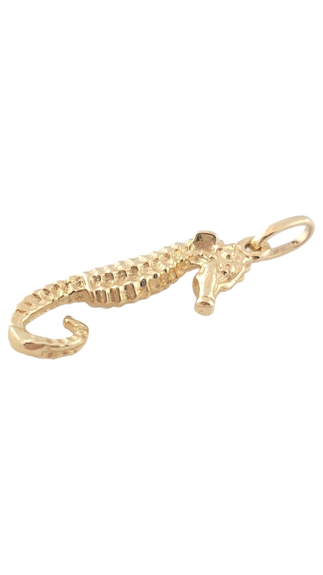Vintage 14K Yellow Gold Seahorse Charm 

This adorable seahorse charm is crafted from 14K yellow gold with meticulous detail!

Size: 22.95mm X 6.71mm X 3.58mm

Weight: 1.1 dwt/ 1.7 g

Hallmark: 14K

Very good condition, professionally