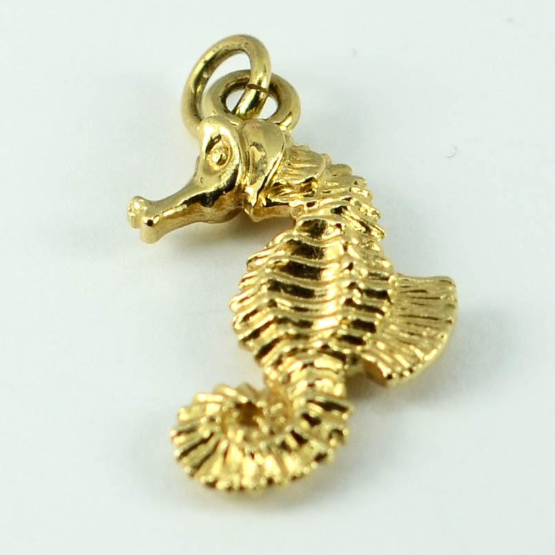 A 14 karat (14K) yellow gold charm pendant designed as a seahorse. Unmarked but tested as 14 karat gold.

Dimensions: 3 x 1.7 x 0.35 cm
Weight: 3.92 grams
