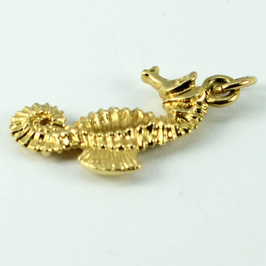 14 Karat Yellow Gold Seahorse Charm Pendant In Good Condition In London, GB