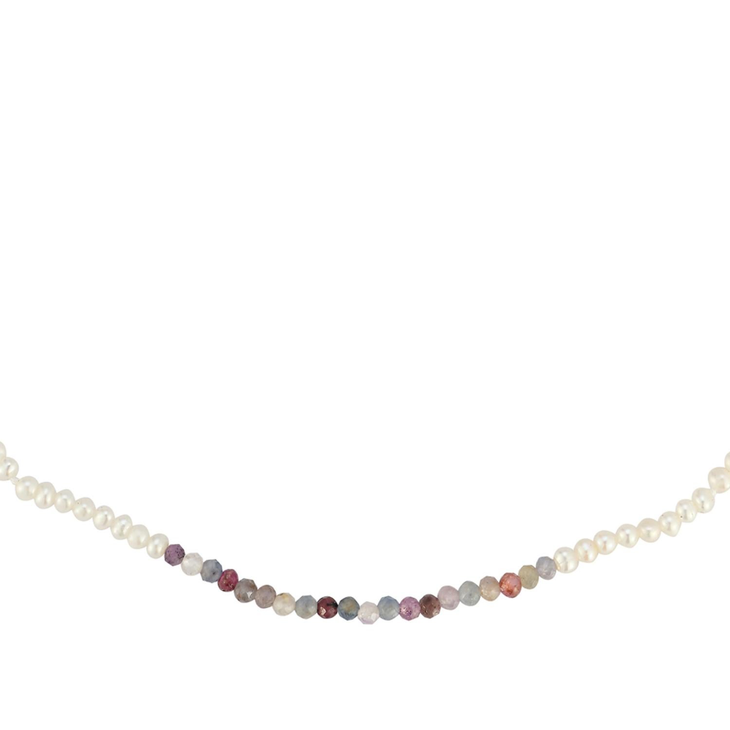 Dies ist kein gewöhnliches Perlen-Kropfband mit einem Farbklecks in Form eines Farbblocks mit facettierten Halbedelsteinen in den Farben Saphir und Rubin. Ein lustiges Lagenstück für alle Jahreszeiten, wenn Sie Ihre Halsketten gerne mit Perlen und