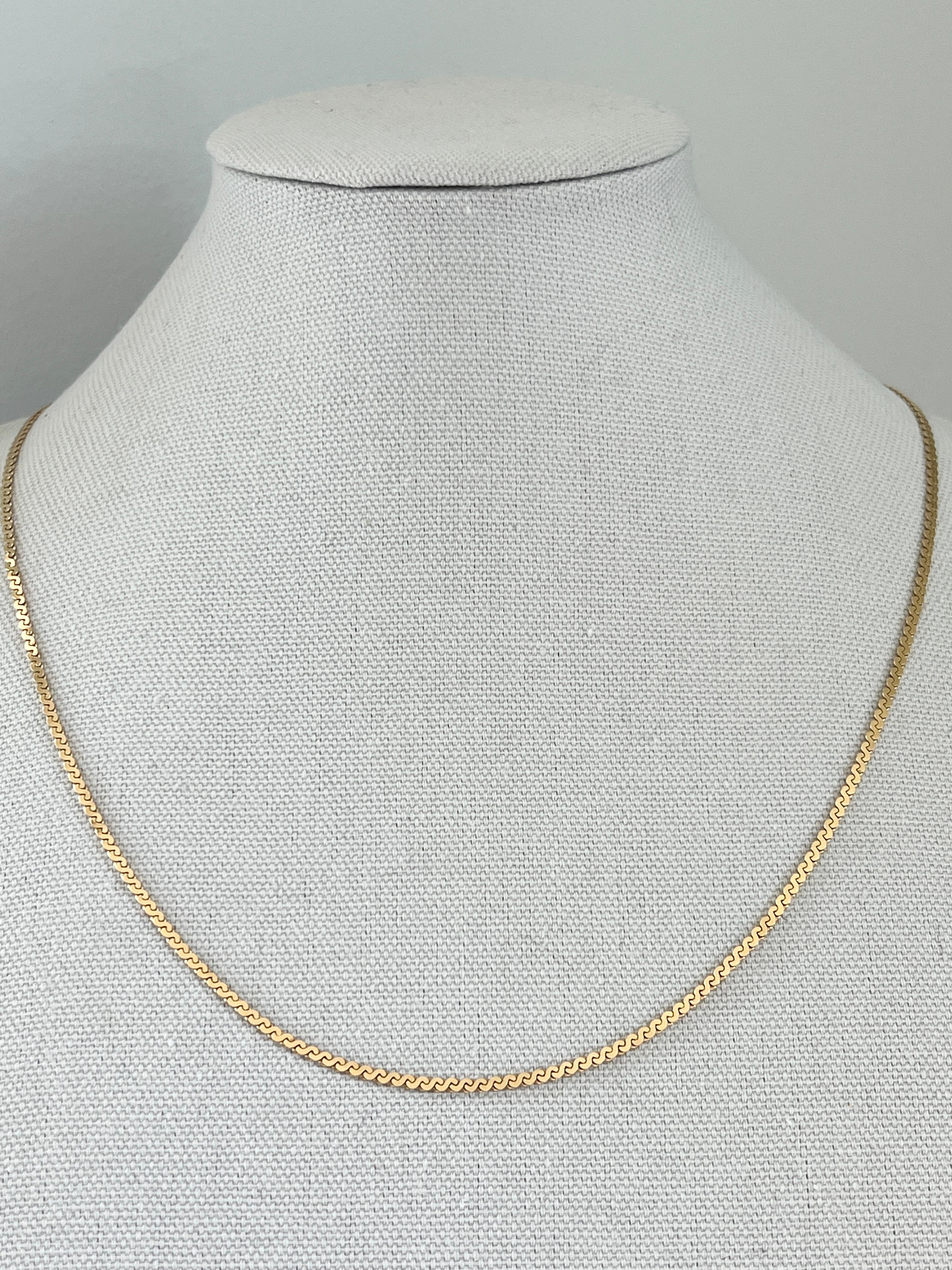 Eine zeitgenössische 14 Karat Gelbgold 24 Zoll Serpentine Kette komplett mit Barrel Verschluss. Diese Halskette wiegt 12,32 Gramm.


